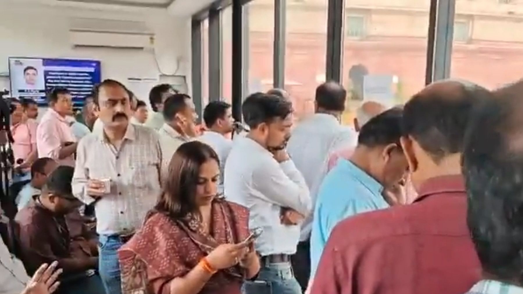 <div class="paragraphs"><p>Journalists in the glass enclosure.</p></div>