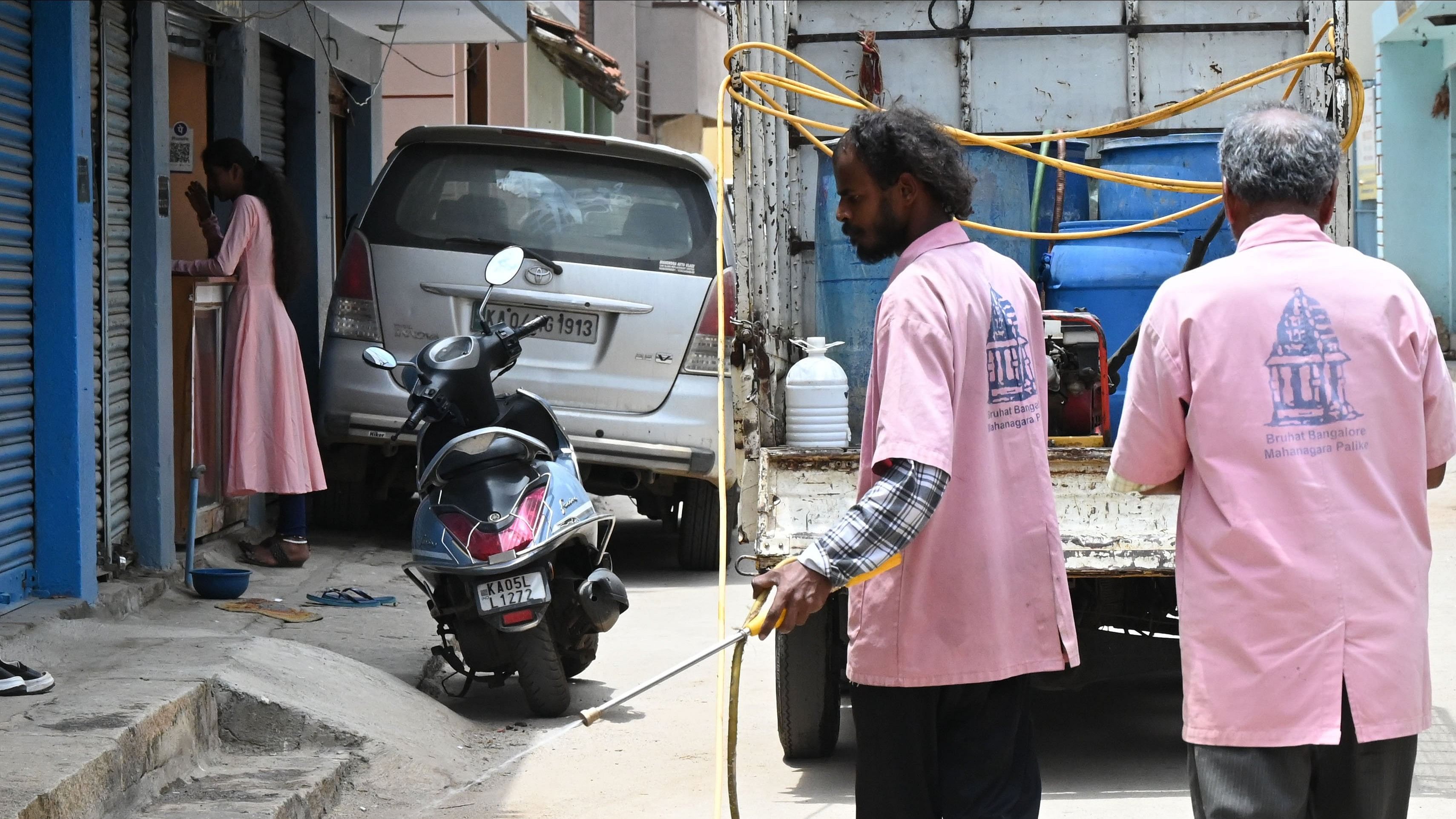 <div class="paragraphs"><p>BBMP health department workers fumigate areas in the city control the spread of dengue at Hebbal in Bengaluru on Friday. DH Photo B K Janardhan</p></div>