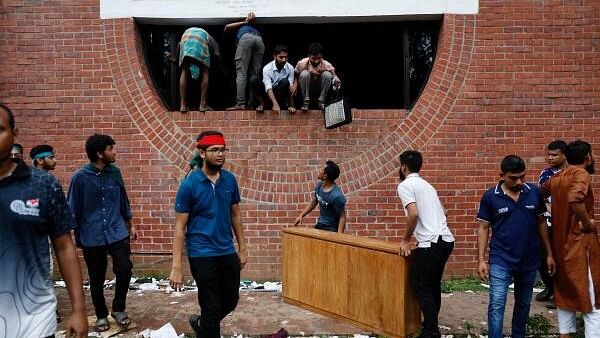 <div class="paragraphs"><p>People carry furniture and other items from the Ganabhaban, the Prime Minister's residence, after the resignation of Prime Minister Sheikh Hasina in Dhaka, Bangladesh.</p></div>