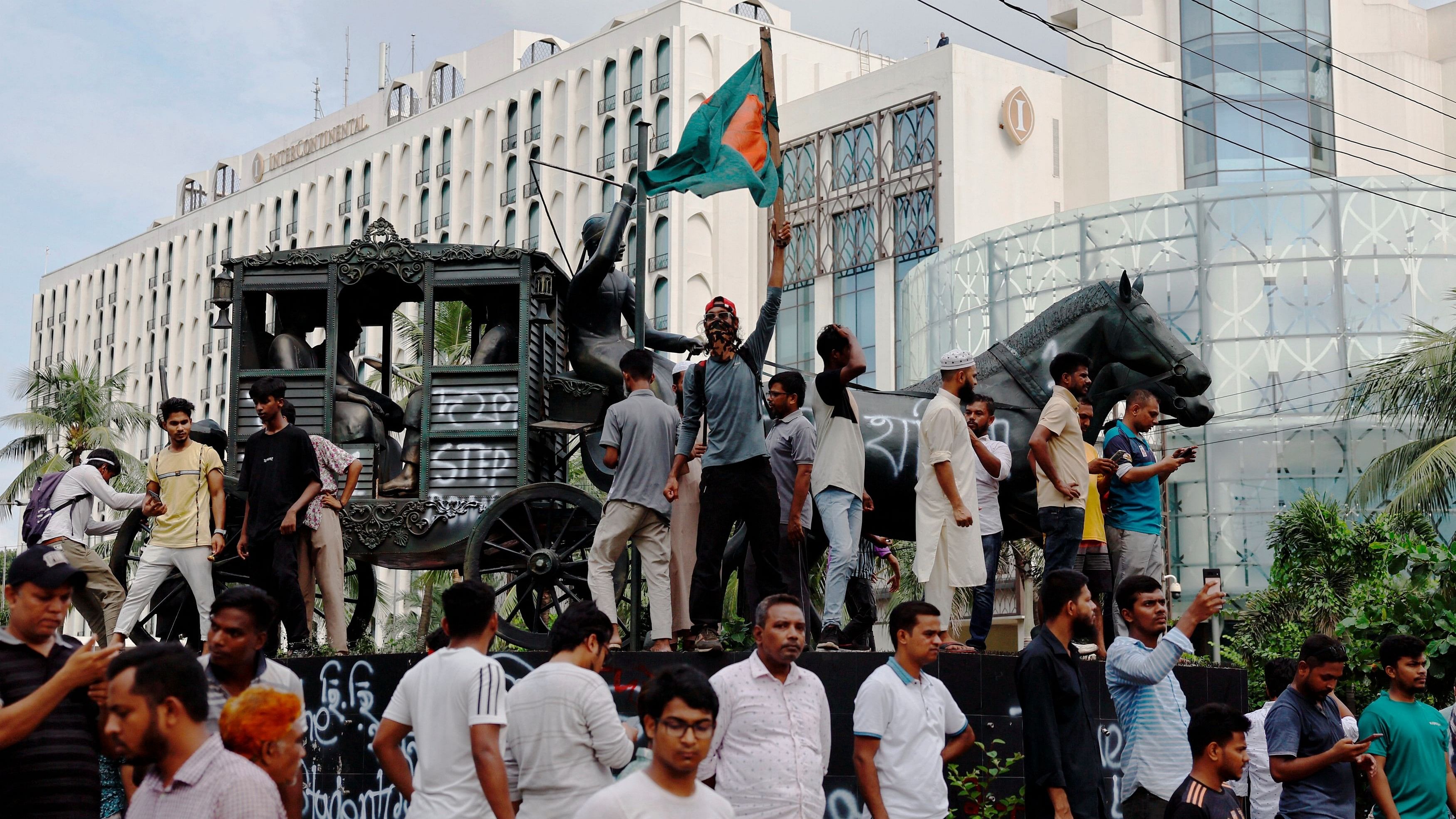 <div class="paragraphs"><p>People celebrate the resignation of Prime Minister Sheikh Hasina in Dhaka, Bangladesh, August 5, 2024.</p></div>