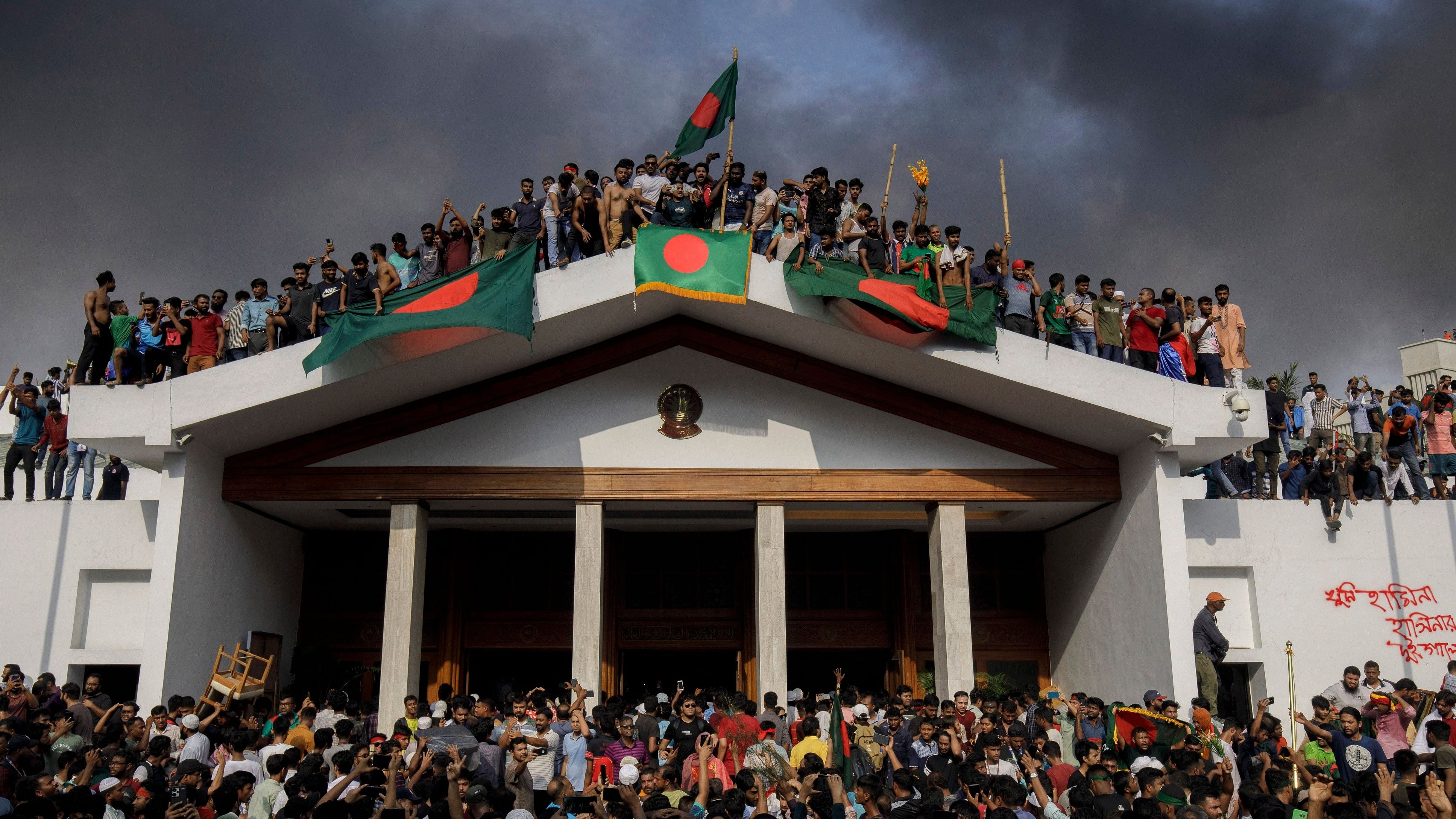 <div class="paragraphs"><p>People gather around the residence of Bangladeshi prime minister in Dhaka, Bangladesh, 05 August 2024. </p></div>