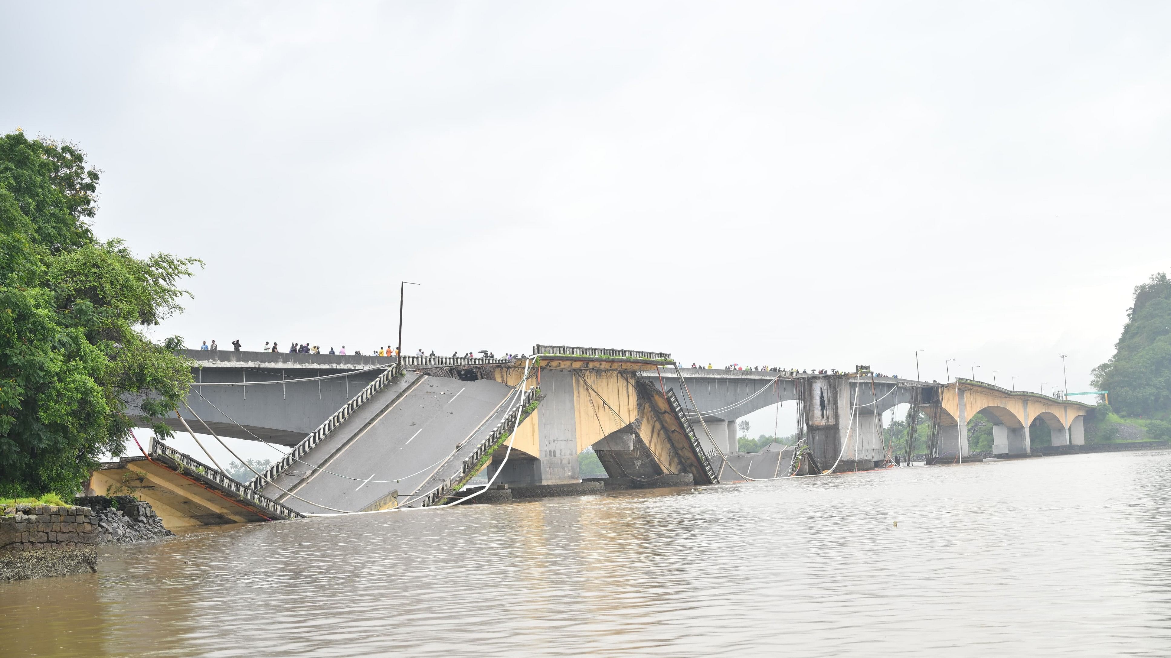 <div class="paragraphs"><p>The collapsed bridge </p></div>