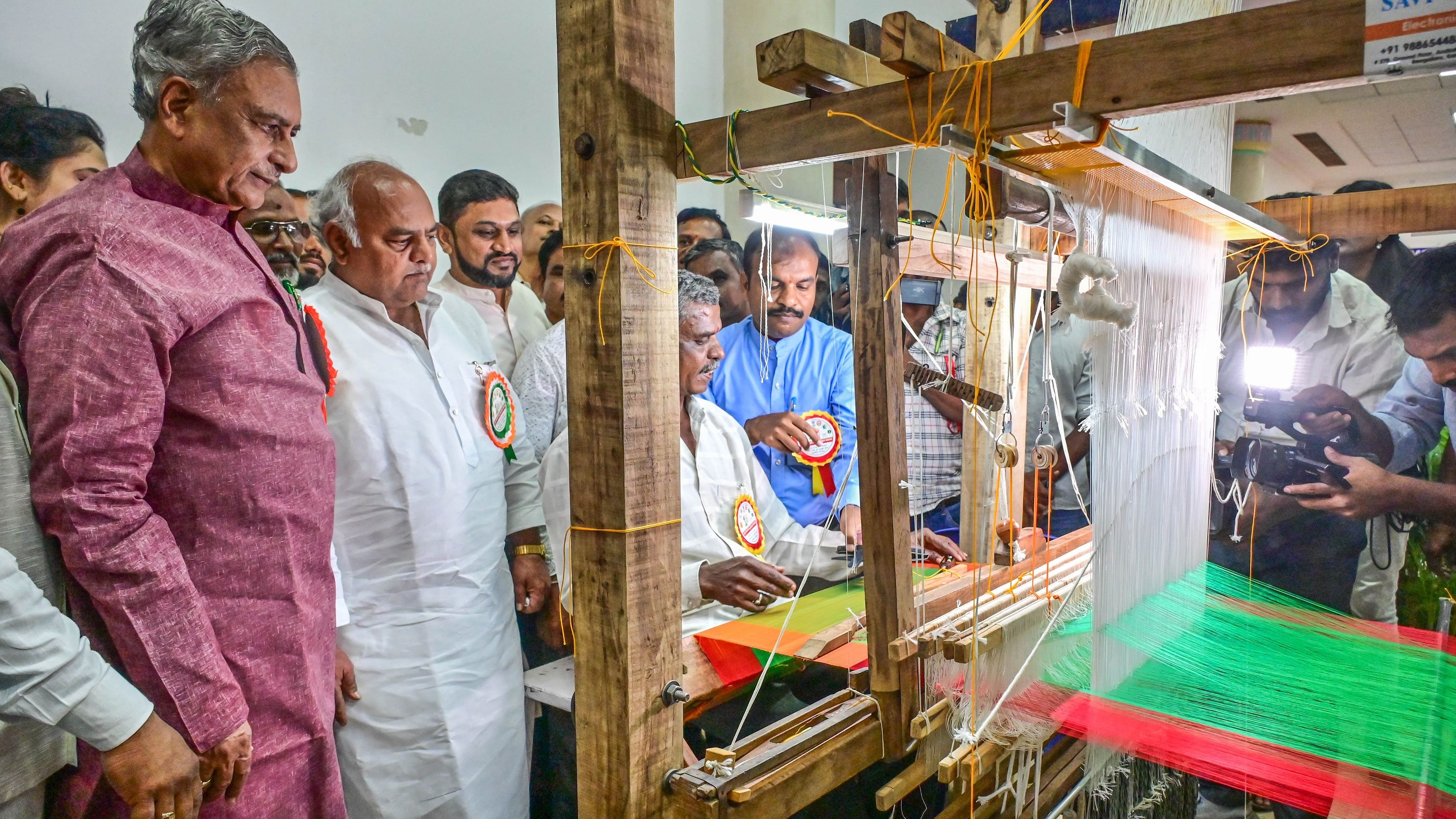 <div class="paragraphs"><p>Chairman of Legislative Council Basavaraj Horatti, Textiles Minister Shivanand Patil and other watch a weaver at work at an event to mark National Handloom Day at the banquet hall of Vidhana Soudha&nbsp;on&nbsp;Wednesday.</p></div>