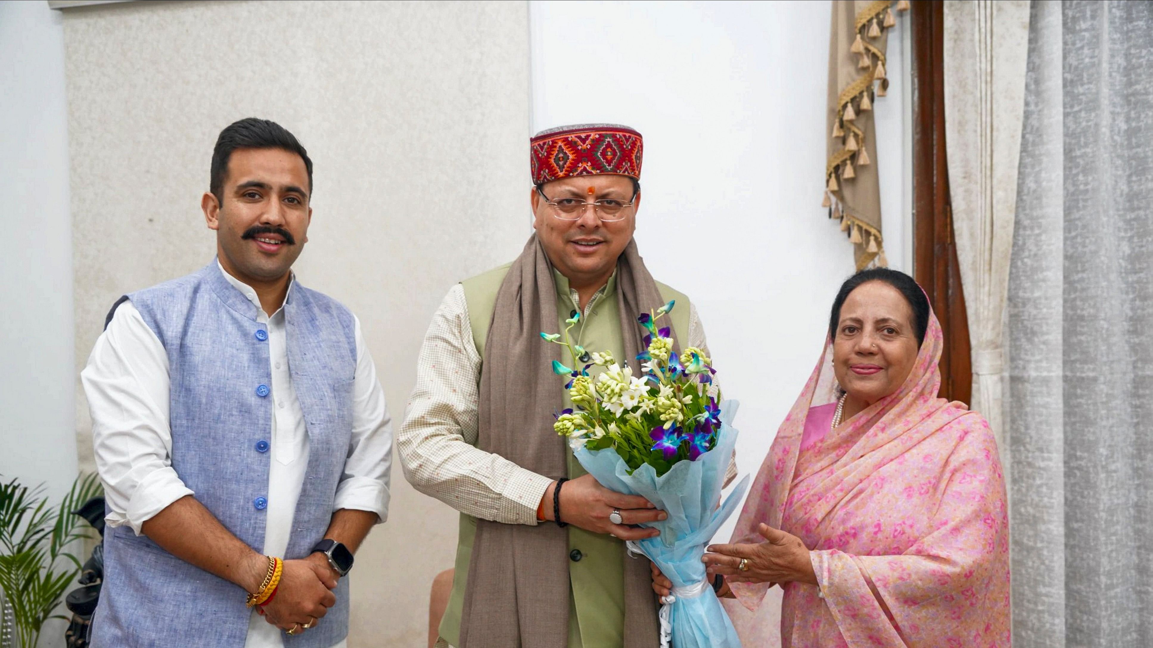 <div class="paragraphs"><p> Uttarakhand Chief Minister Pushkar Singh Dhami meets Himachal Pradesh Cabinet Minister Government Vikramaditya Singh and his mother and former Lok Sabha MP Pratibha Singh. </p></div>