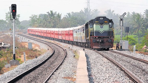 <div class="paragraphs"><p>A Central Railway spokesperson said the bounder fell on the UP line (Mumbai-bound) between Aatgaon and Asangaon stations.</p></div>