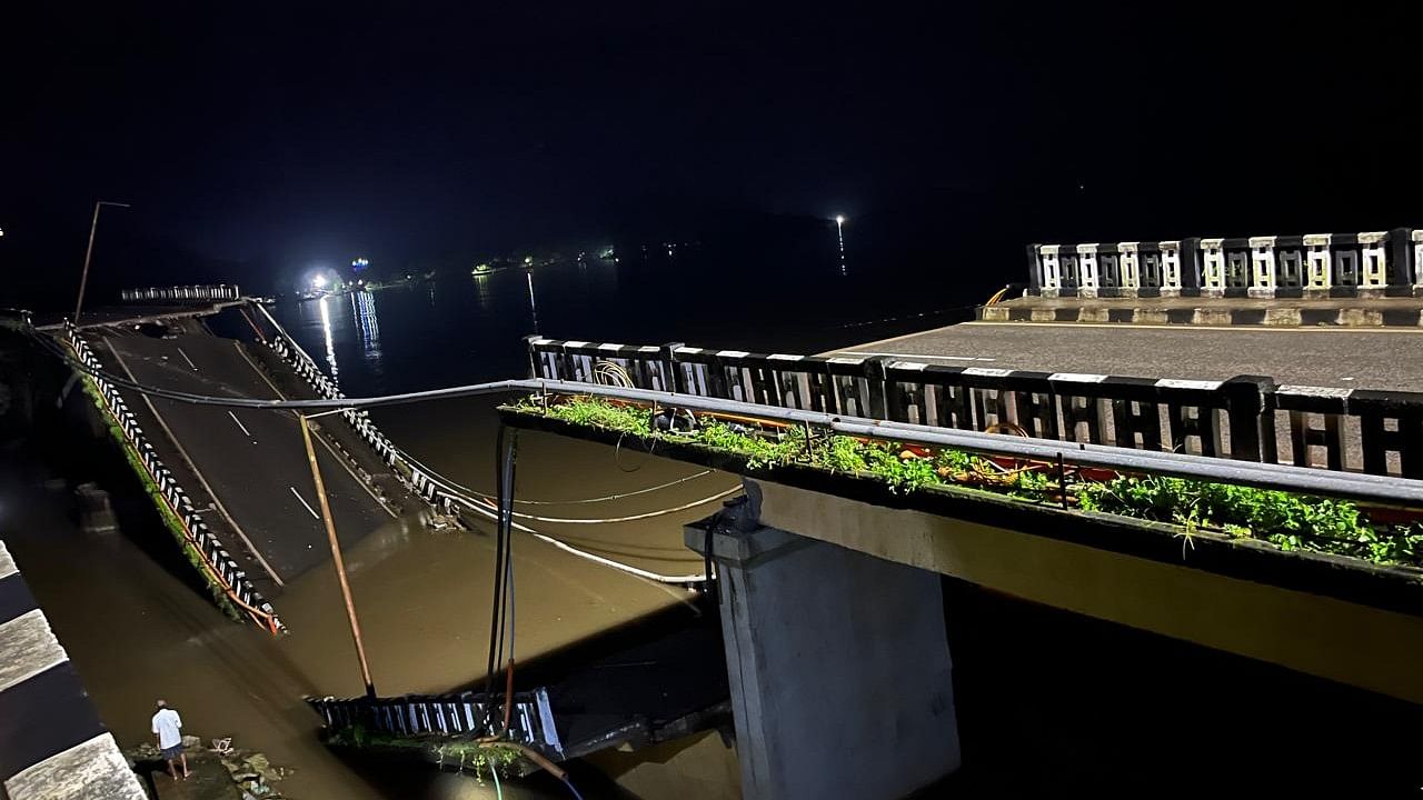 <div class="paragraphs"><p>Portion of the old bridge, connecting Karwar and Goa, across Kali river that collapsed on Wednesday.</p></div>