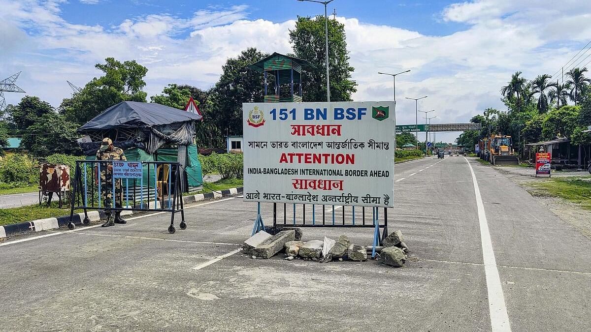 <div class="paragraphs"><p>Border Security Force (BSF) personnel stands guard at the India-Bangladesh border checkpost, at Fulbari near Siliguri, West Bengal. (Representative image)</p></div>