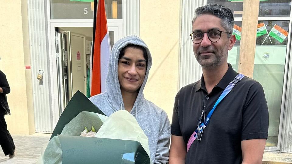 <div class="paragraphs"><p>Vinesh Phogat with Abhinav Bindra (R).</p></div>