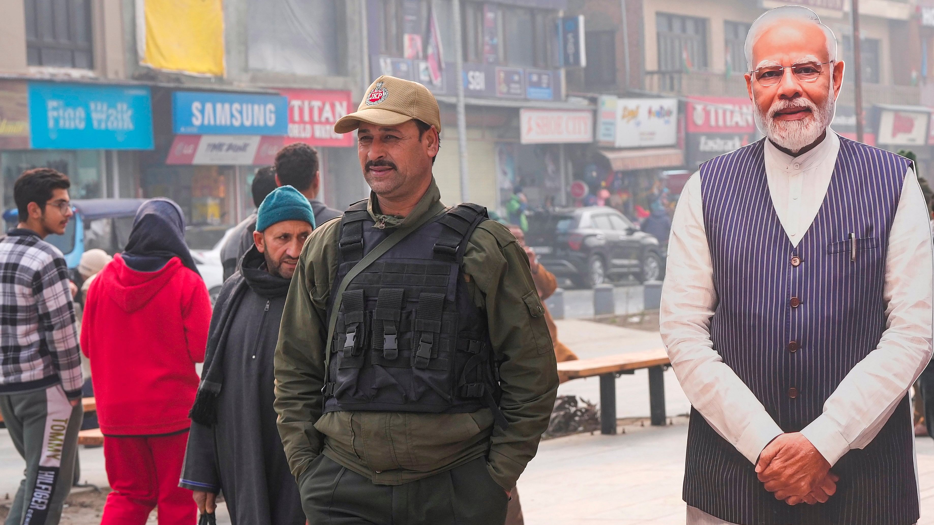 <div class="paragraphs"><p> A security personnel at Lal Chowk after the Supreme Court upheld the Centre's decision to abrogate Article 370 of the Constitution, in Srinagar.</p></div>