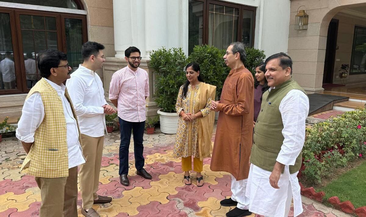 <div class="paragraphs"><p>Shiv Sena (UBT) chief Uddhav Thackeray along with his son Aaditya Thackeray and party leader Sanjay Raut during a meeting with Delhi Chief Minister and AAP national convenor Arvind Kejriwal's wife Sunita Kejriwal, in New Delhi.</p></div>