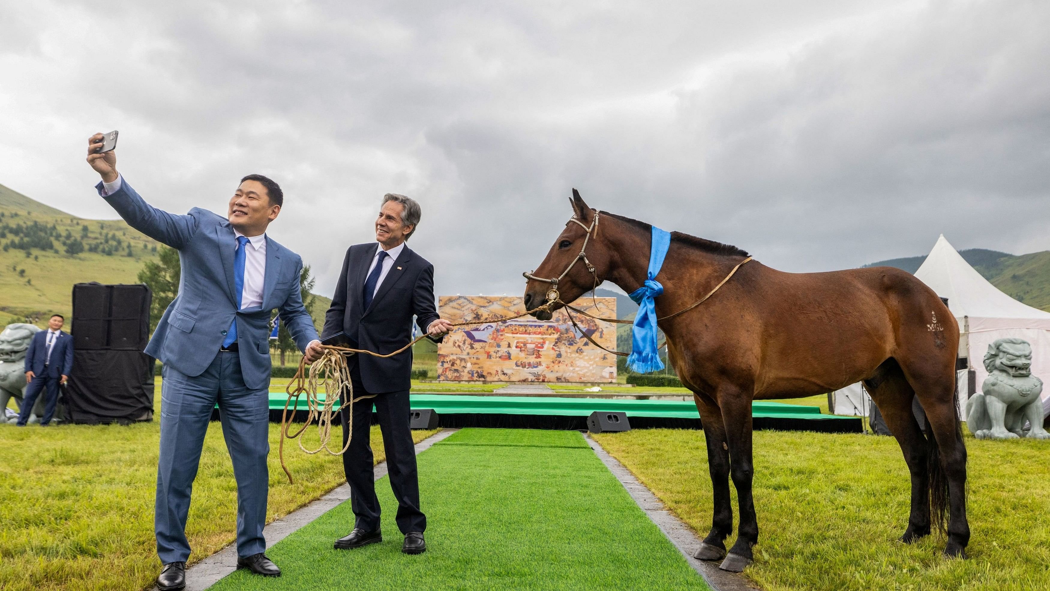 <div class="paragraphs"><p>Mongolian Prime Minister Luvsannamsrain Oyun-Erdene takes a selfie with US Secretary of State Antony Blinken.</p></div>