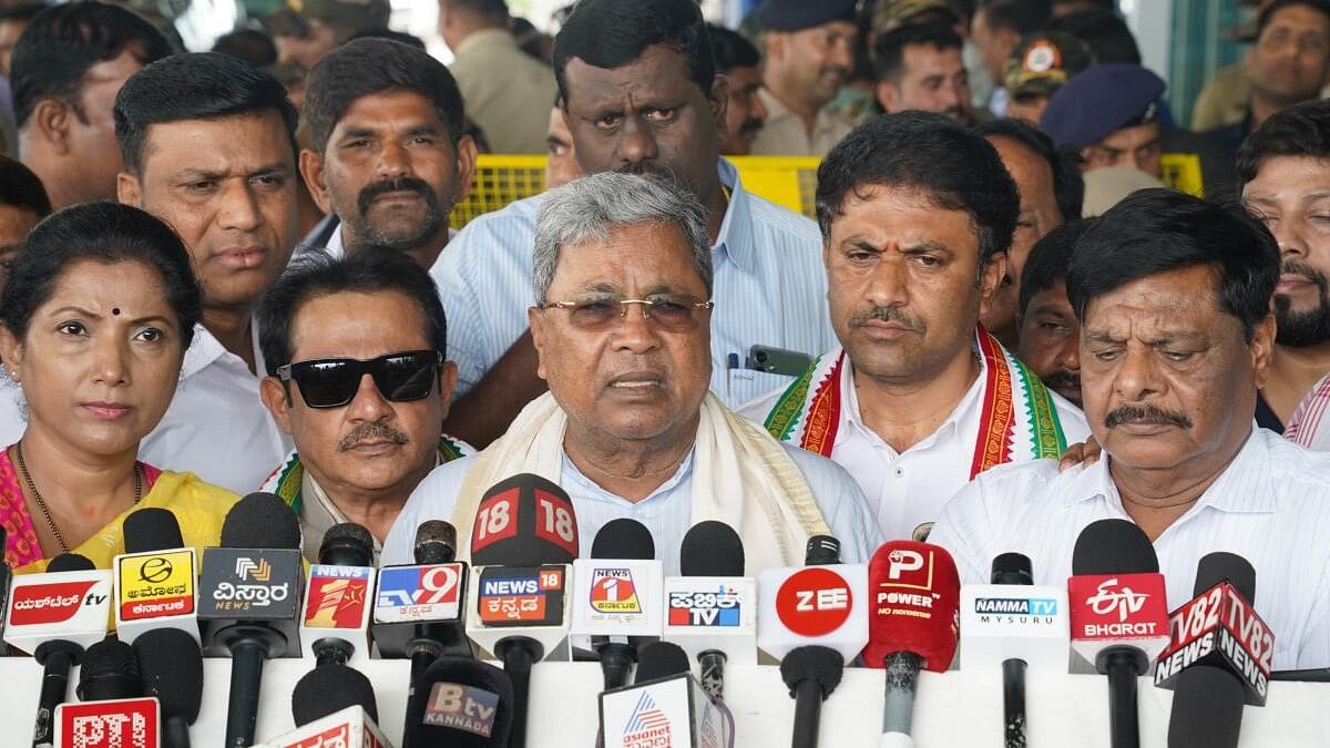 <div class="paragraphs"><p>Karnataka CM  Siddaramaiah interacts with media persons at Mysuru Airport.</p></div>