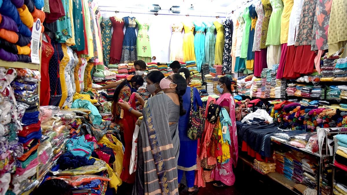 <div class="paragraphs"><p>Customers at the Jayanagar Shopping Complex. </p></div>