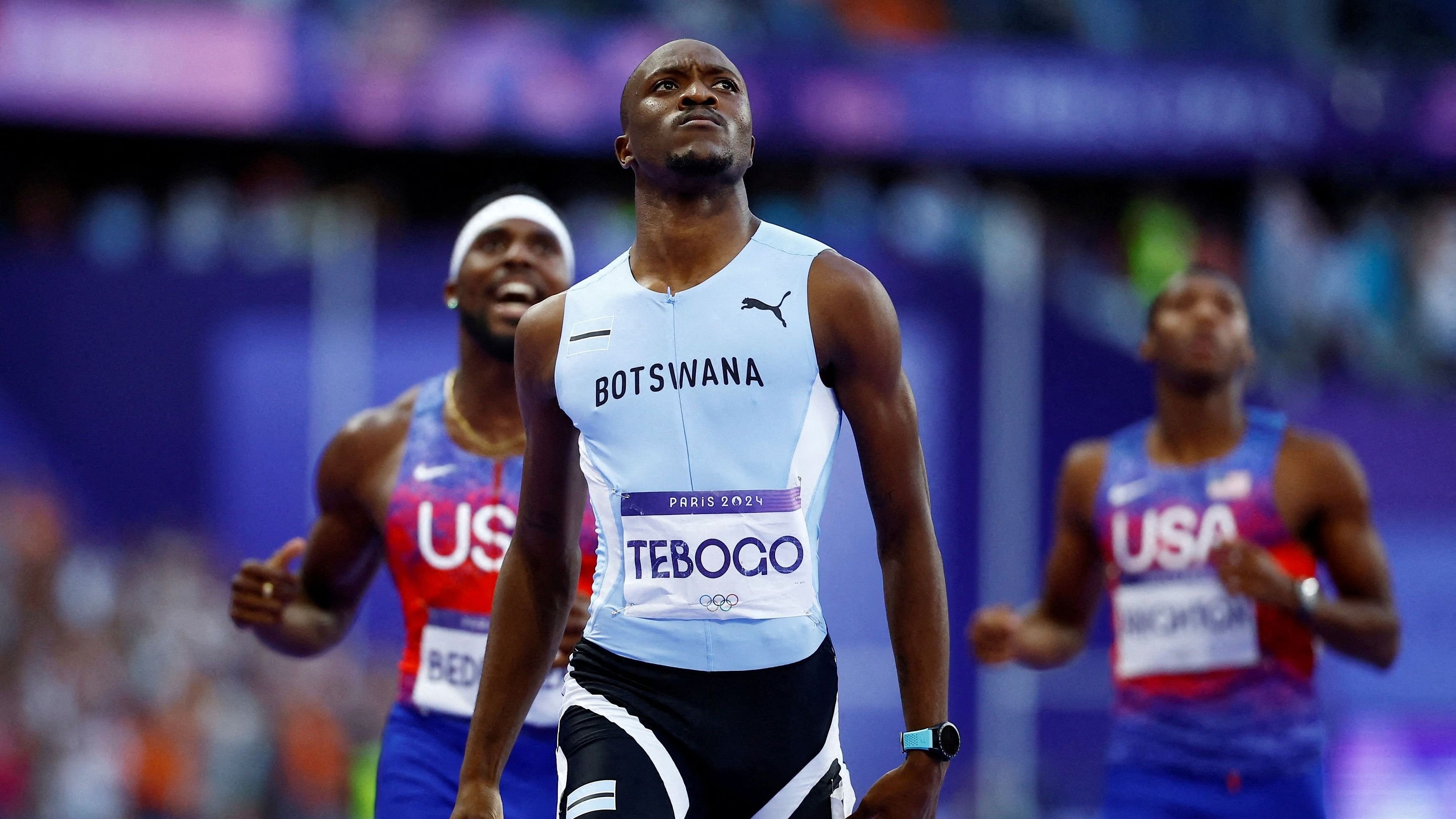 Paris 2024 Olympics - Athletics - Men's 200m Final - Stade de France, Saint-Denis, France - August 08, 2024. Letsile Tebogo of Botswana crosses the line to win gold ahead of silver medallist Kenneth Bednarek of United States. REUTERS/Sarah Meyssonnier     TPX IMAGES OF THE DAY