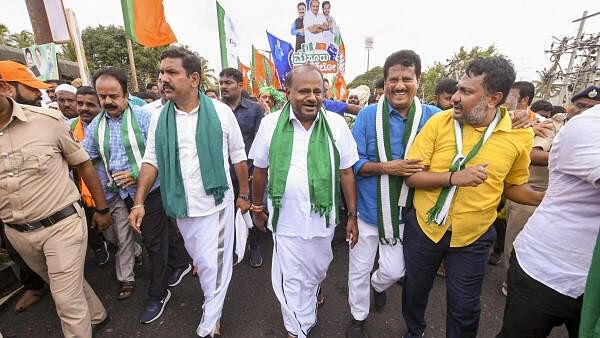 <div class="paragraphs"><p>Union Minister and JD(S) leader H D Kumaraswamy and Karnataka BJP President B Y Vijayendra with BJP and JD(S) workers during a week-long 'padyatra' from Bengaluru to Mysuru over the alleged Mysuru Urban Development Authority site allotment scam, in Mandya district.</p></div>