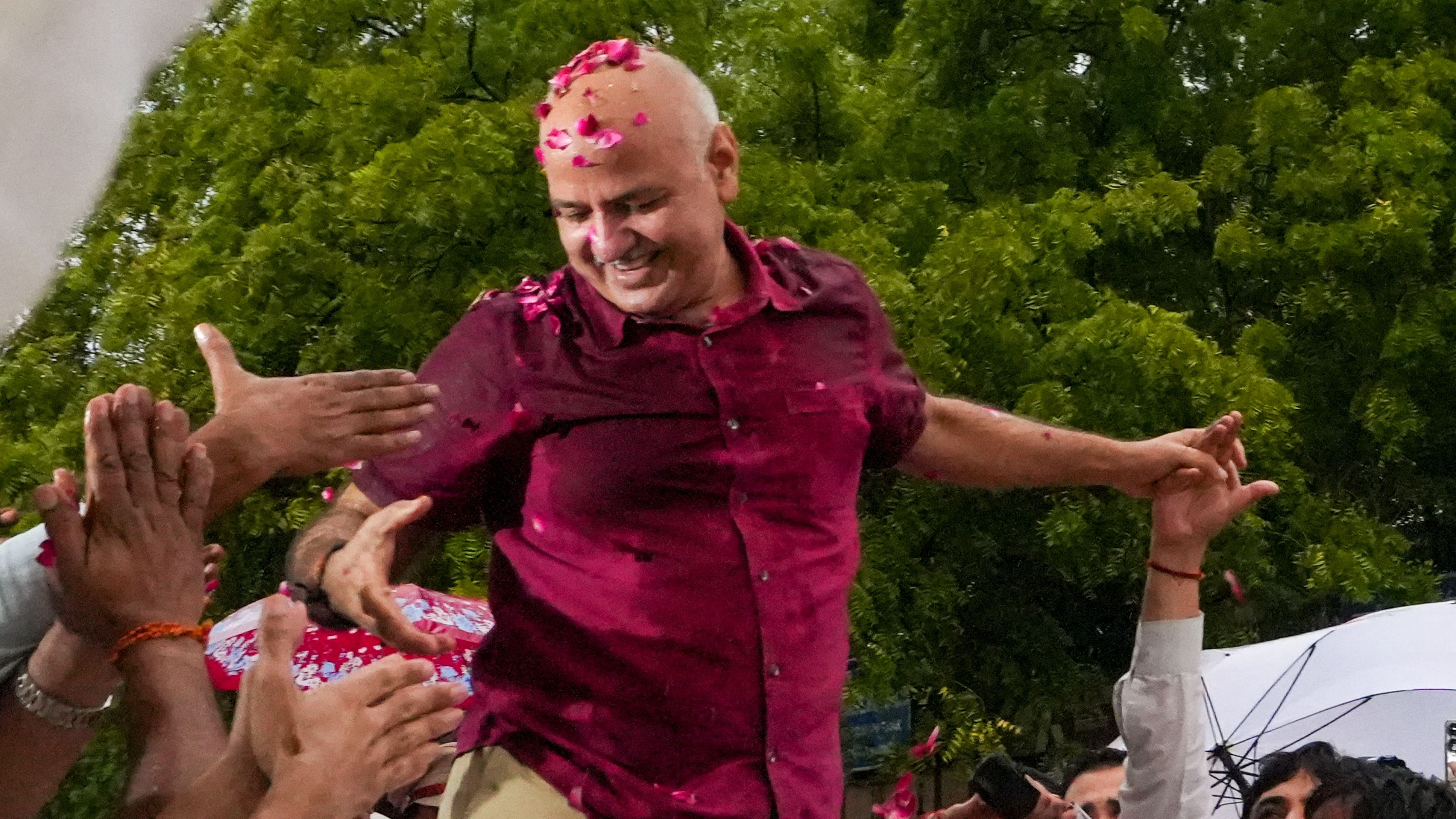 <div class="paragraphs"><p> AAP leader Manish Sisodia greets supporters after being released from the Tihar Jail.</p></div>