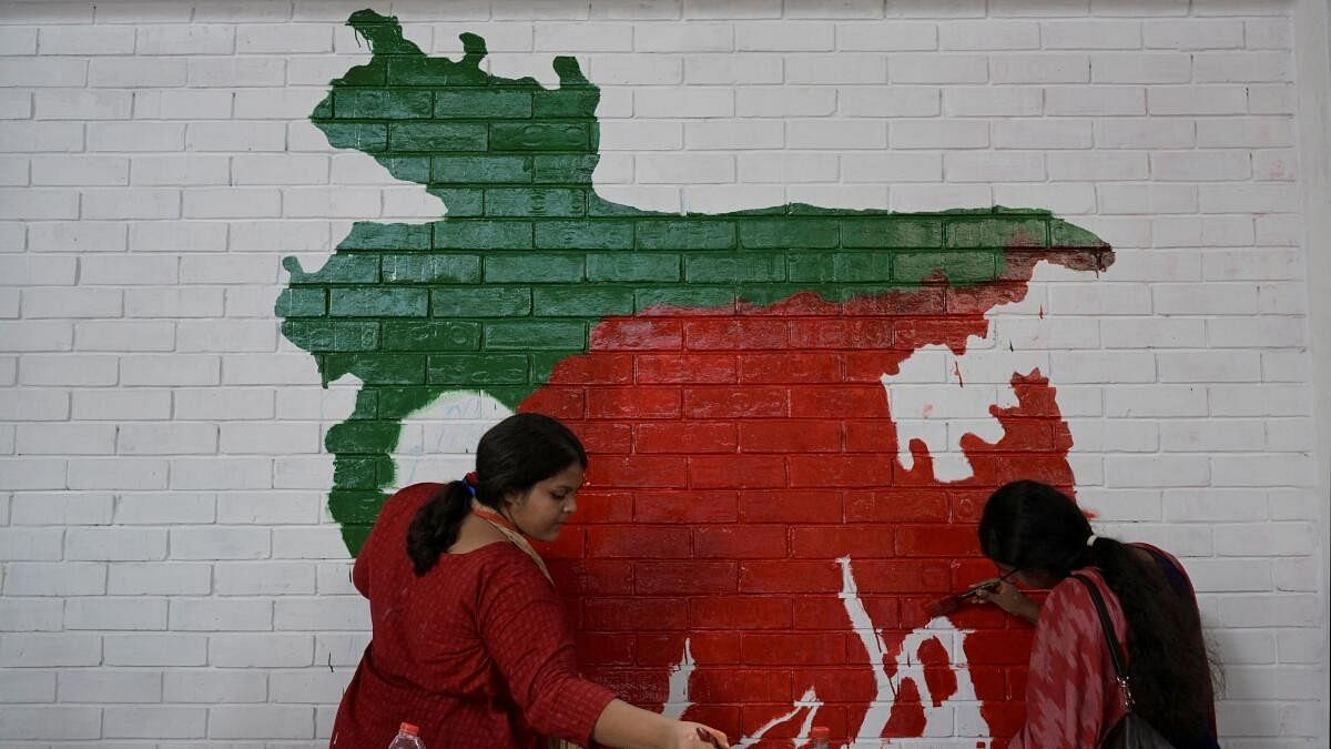 <div class="paragraphs"><p>Students paint Bangladesh map on a wall alongside a road in Dhaka</p></div>