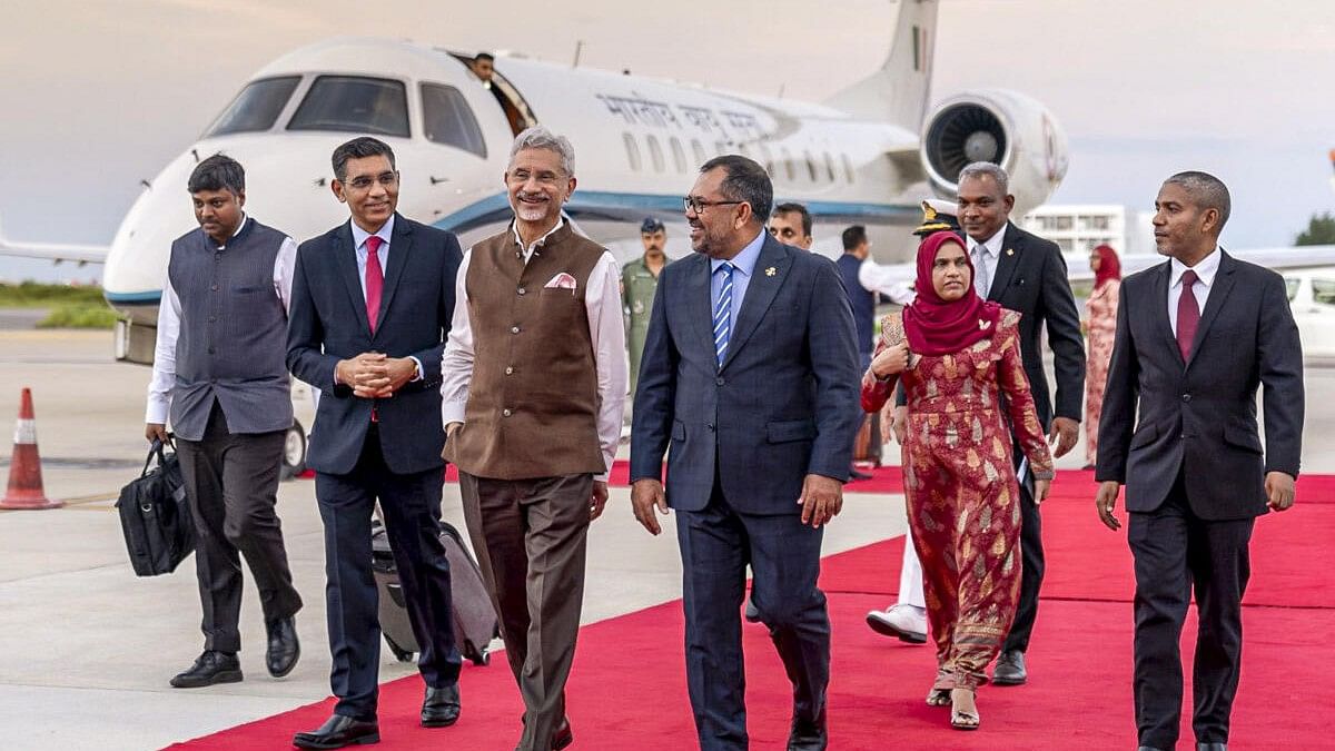 <div class="paragraphs"><p>Union External Affairs Minister S Jaishankar with Maldives Foreign Affairs Minister Moosa Zameer upon his arrival at the airport in Maldives.</p></div>