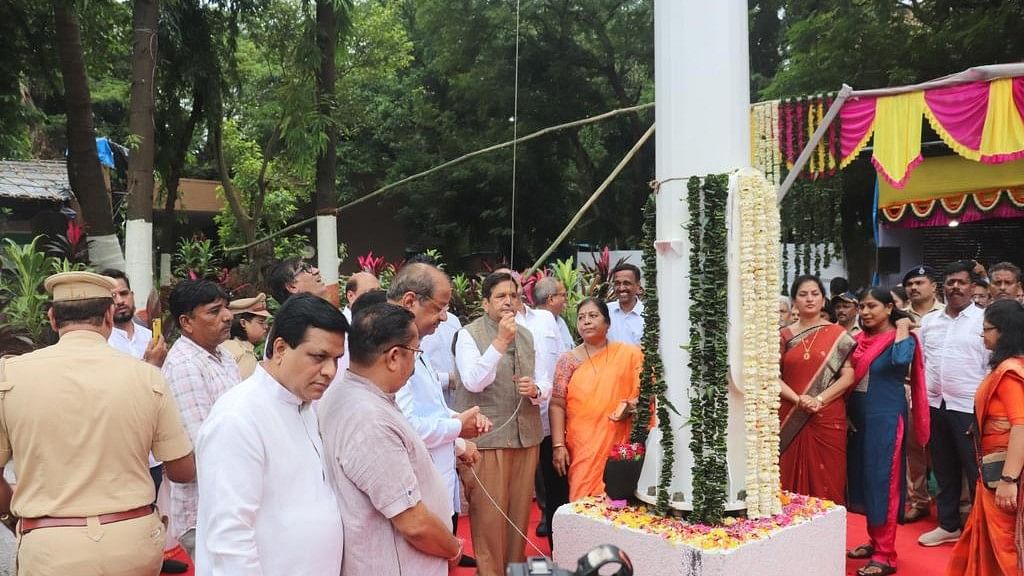 <div class="paragraphs"><p>Minister Mangal Prabhat Lodha hoists the flag as part of the initiative.&nbsp;</p></div>