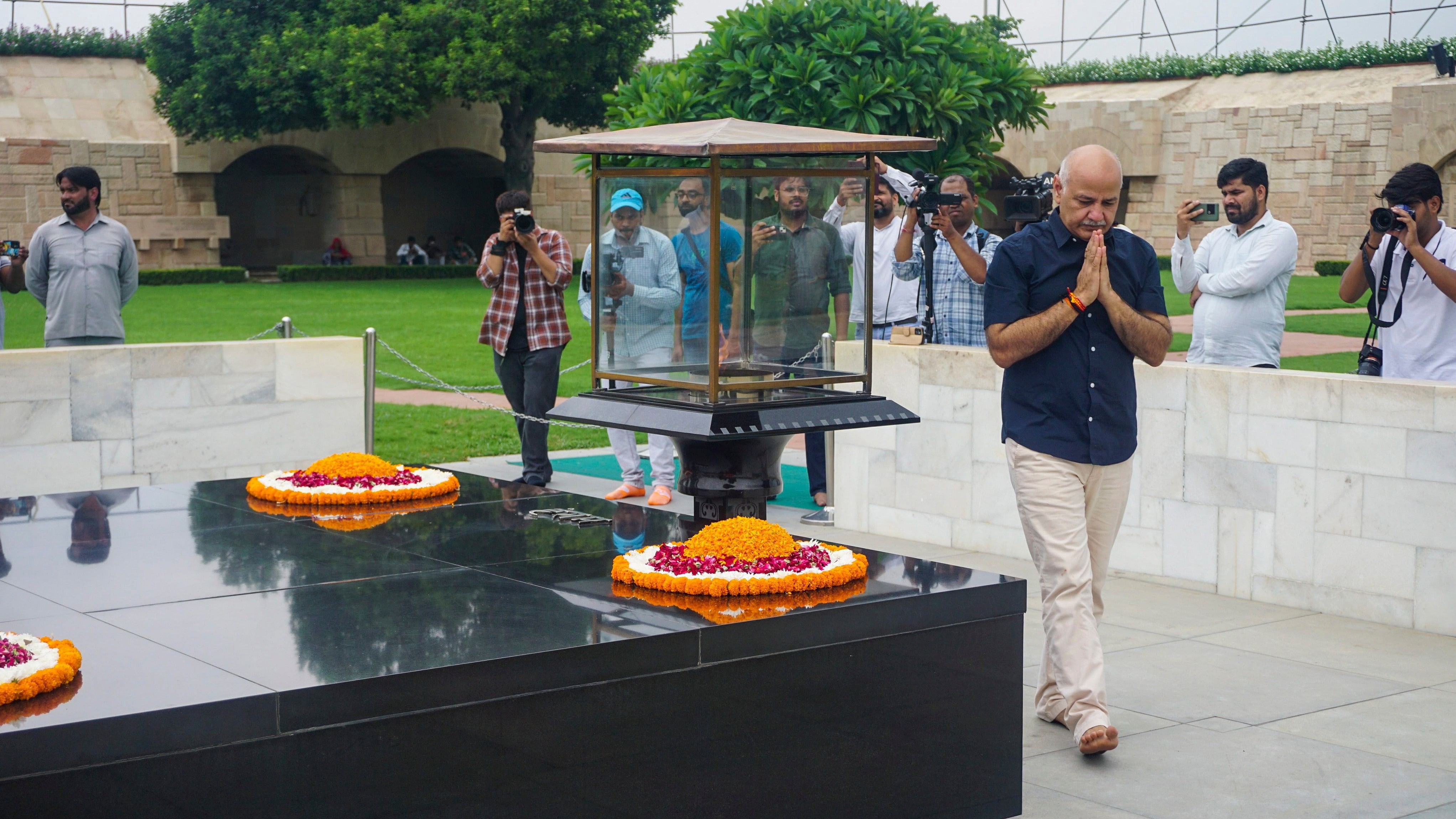 <div class="paragraphs"><p>AAP leader Manish Sisodia pays homage to Mahatma Gandhi at Rajghat.</p></div>