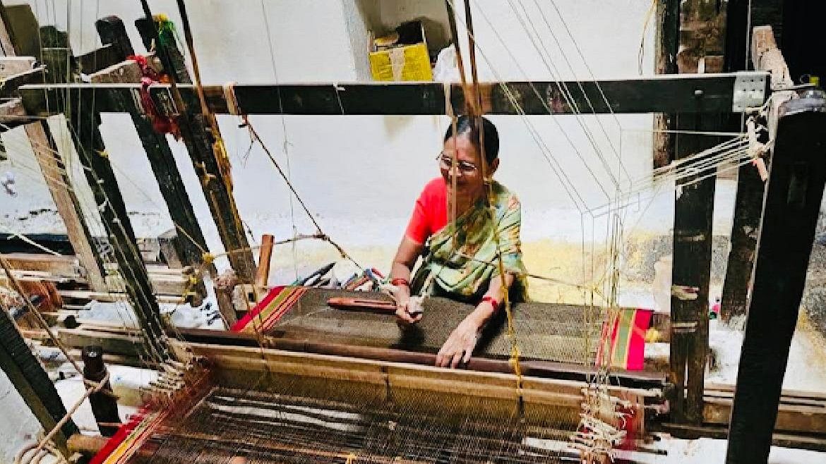 A weaver at PK Guled Ilkal Sarees on a pitloom.