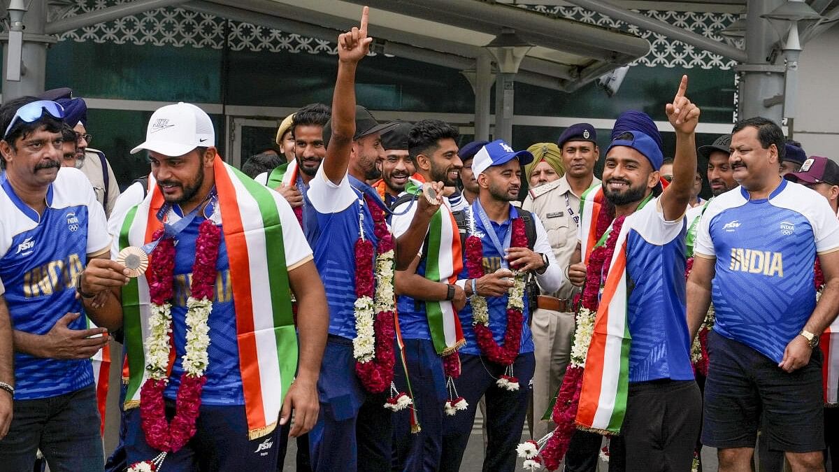 <div class="paragraphs"><p>Hockey team arrives in Delhi.</p></div>