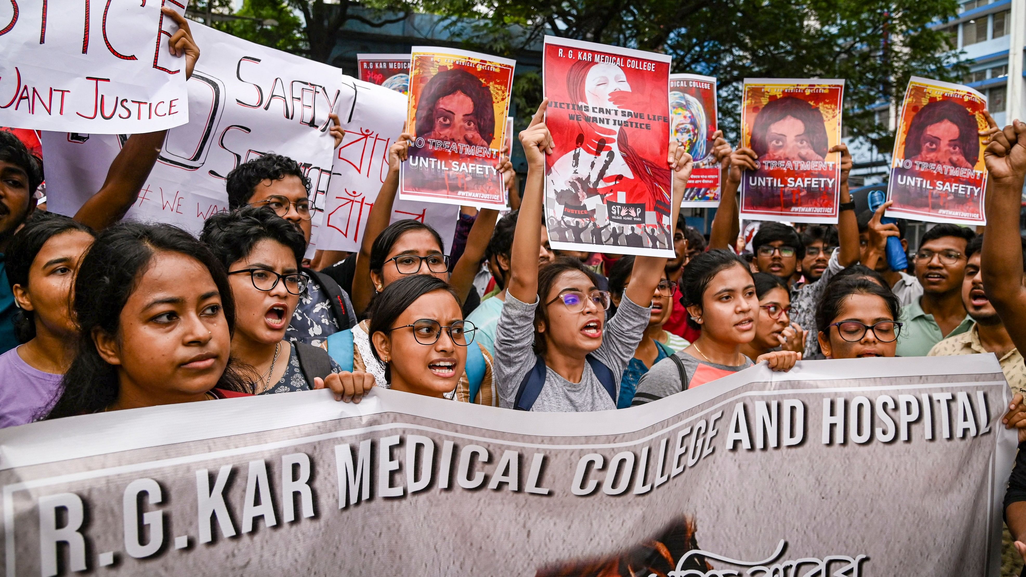 <div class="paragraphs"><p>Junior doctors protest against the alleged rape and killing of a trainee doctor, at RG Kar Medical College and Hospital in Kolkata, Saturday.</p></div>