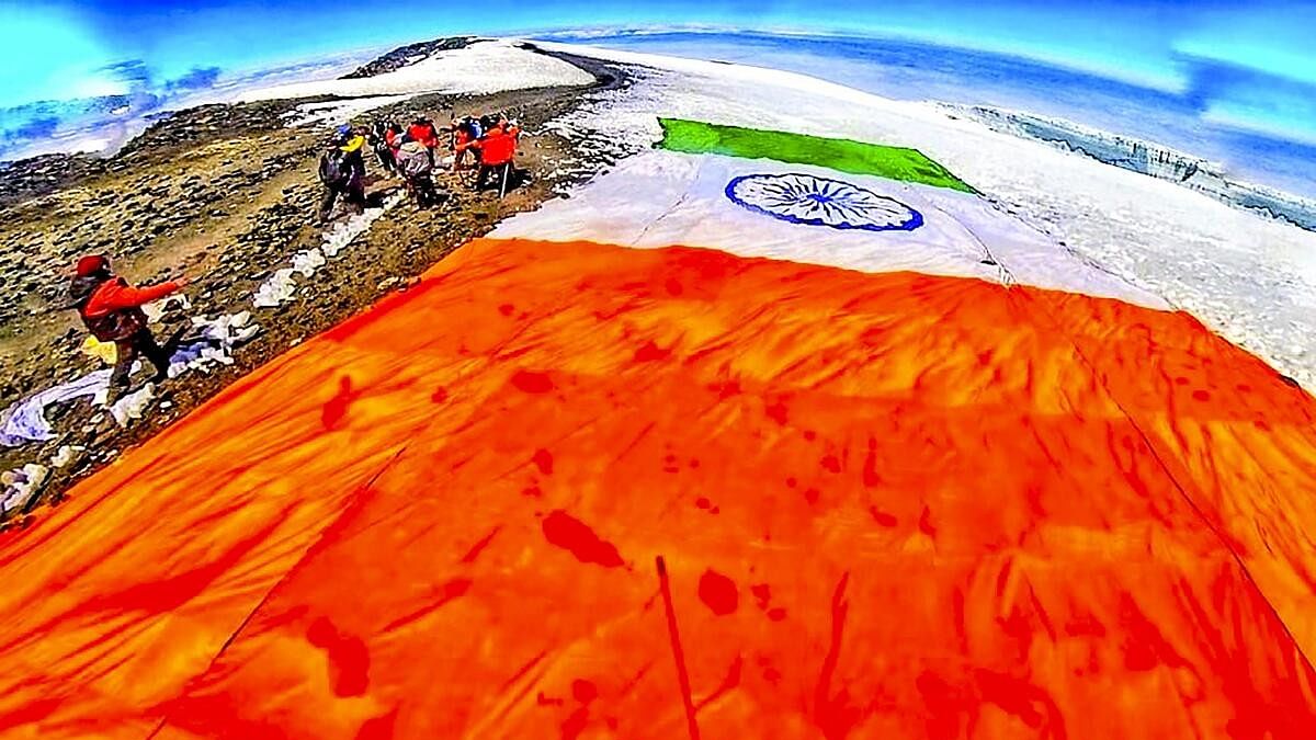 <div class="paragraphs"><p>7,800 Sq Ft National Flag being displayed as part of Divyangjan expedition by Himalayan Mountaineering Institute (HMI) from Kanchenjunga National Park to Kilimanjaro, the highest peak of the African continent.</p></div>