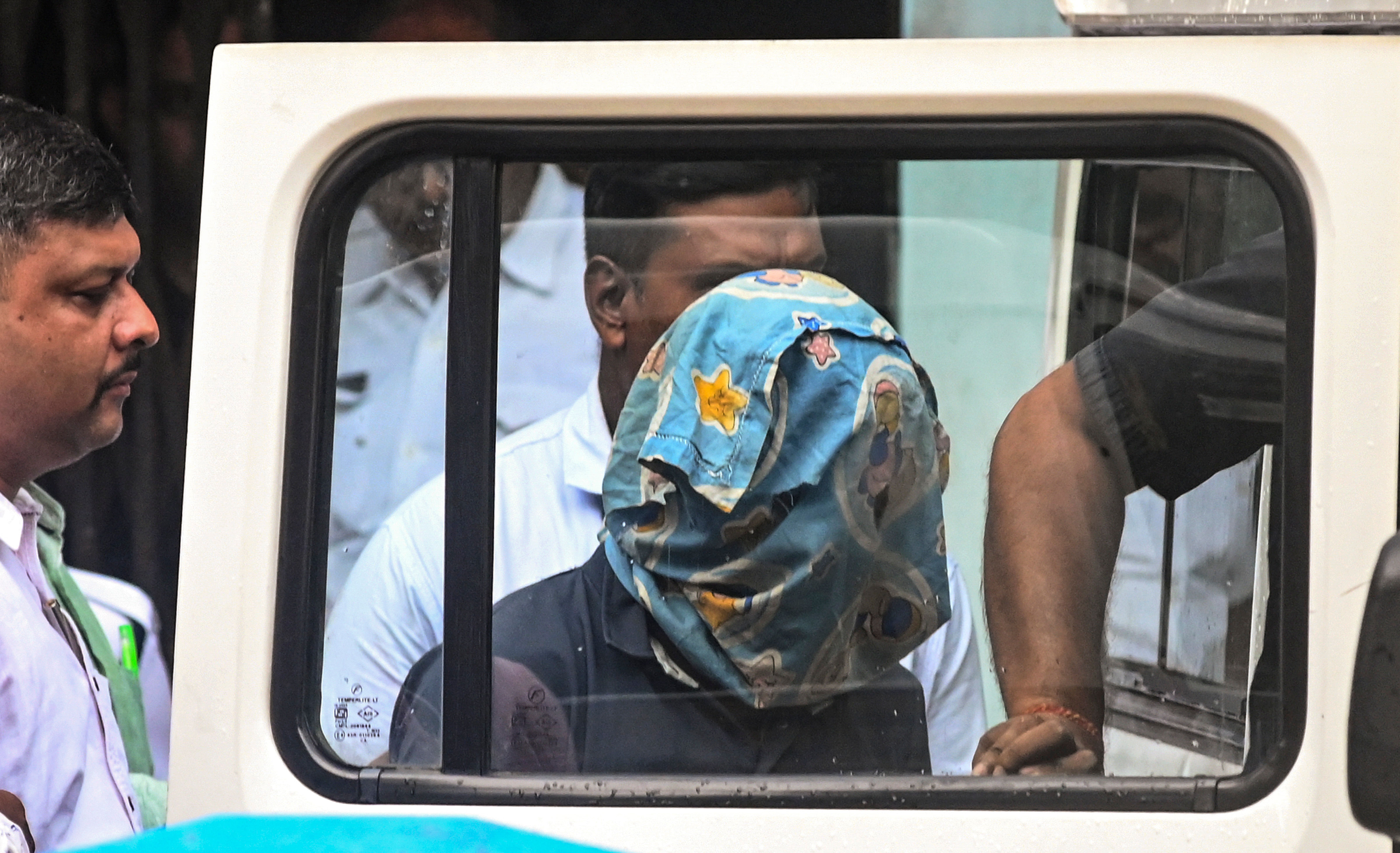 <div class="paragraphs"><p>Police personnel produce the accused arrested in connection with the alleged rape and murder of a woman trainee doctor at RG Kar Medical College and Hospital, at a City Court in Kolkata, Saturday, Aug 10, 2024. The court has sent the accused to 14-day police custody. </p></div>