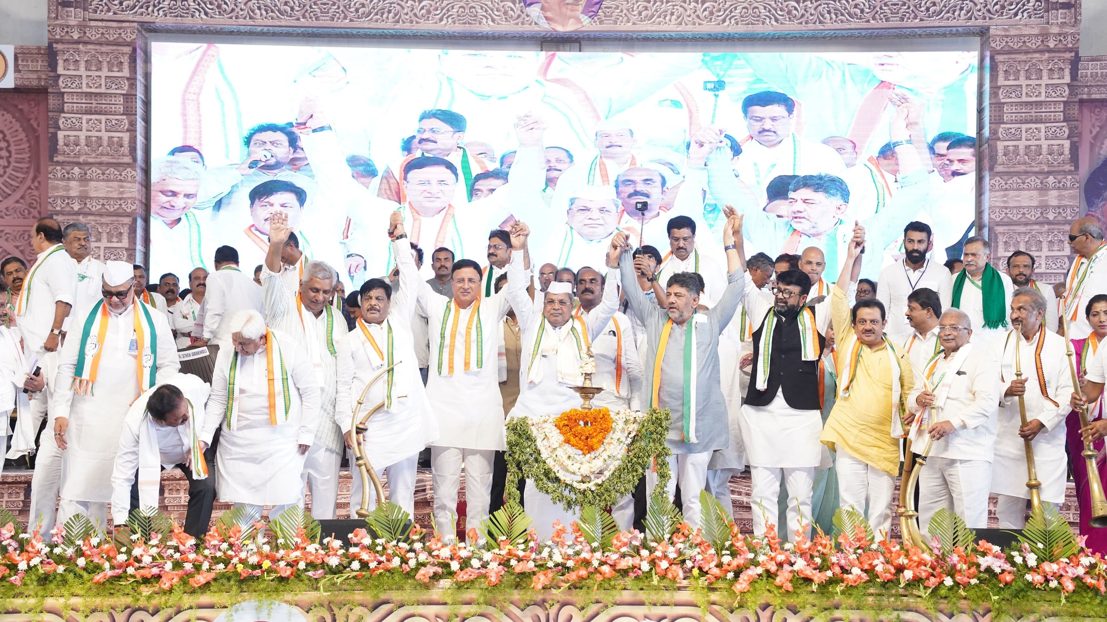 <div class="paragraphs"><p>Congress leaders, including AICC general secretary Randeep Singh Surjewala and Deputy Chief Minister D K Shivakumar, display their solidarity with Chief Minister Siddaramaiah, during ‘Janandolana’ convention on Maharaja’s College Grounds, in Mysuru, on Friday.</p></div>