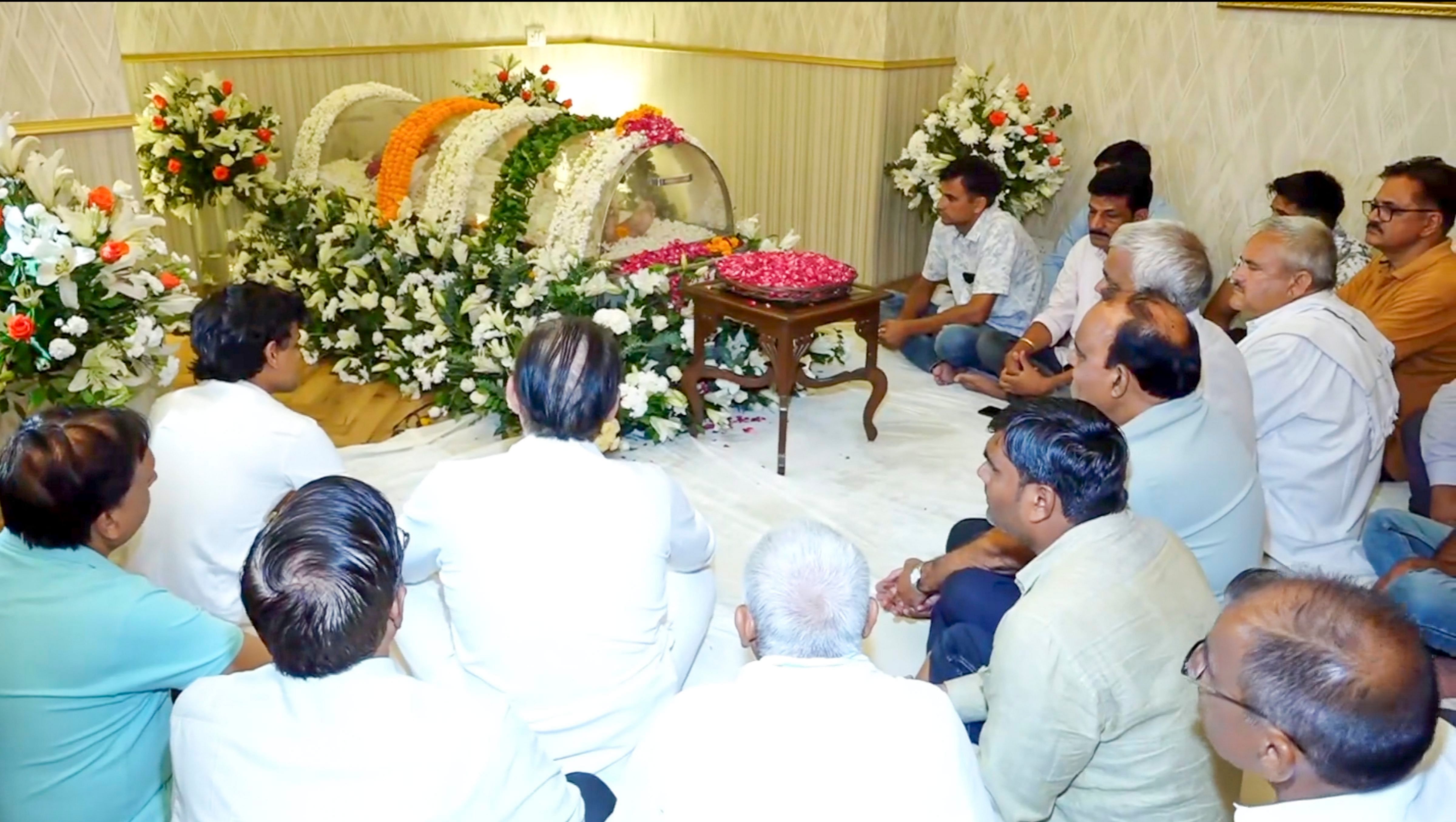 <div class="paragraphs"><p>Family members and relatives pay their last respects to former union minister K Natwar Singh, who passed away on Saturday night due to prolonged illness.</p></div>