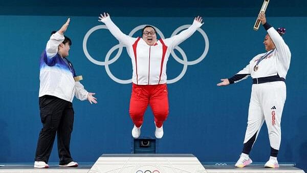 <div class="paragraphs"><p>Paris 2024 Olympics - Weightlifting - Women's +81kg Victory Ceremony - South Paris Arena 6, Paris, France - August 11, 2024. Gold medallist Wenwen Li (centre) of China celebrates on the podium with silver medallist Hyejeong Park of South Korea and bronze medallist Emily Campbell of Britain. </p></div>