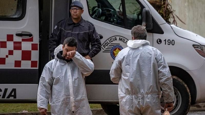 <div class="paragraphs"><p>Forensic police officers on Saturday in the neighborhood of Vinhedo, Brazil, where a plane crashed on Friday.</p></div>