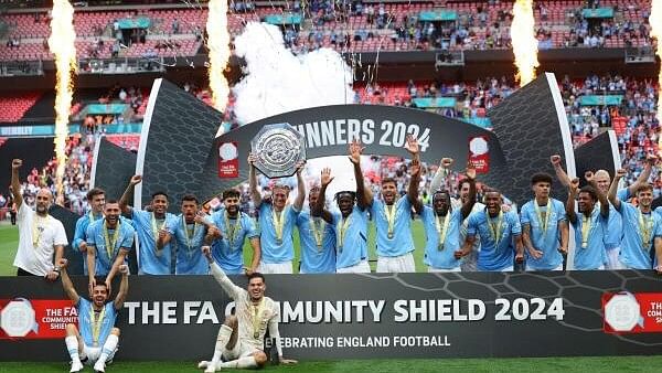 <div class="paragraphs"><p>Manchester City's Kevin De Bruyne lifts the trophy as he celebrates with teammates after winning the Community Shield.</p></div>