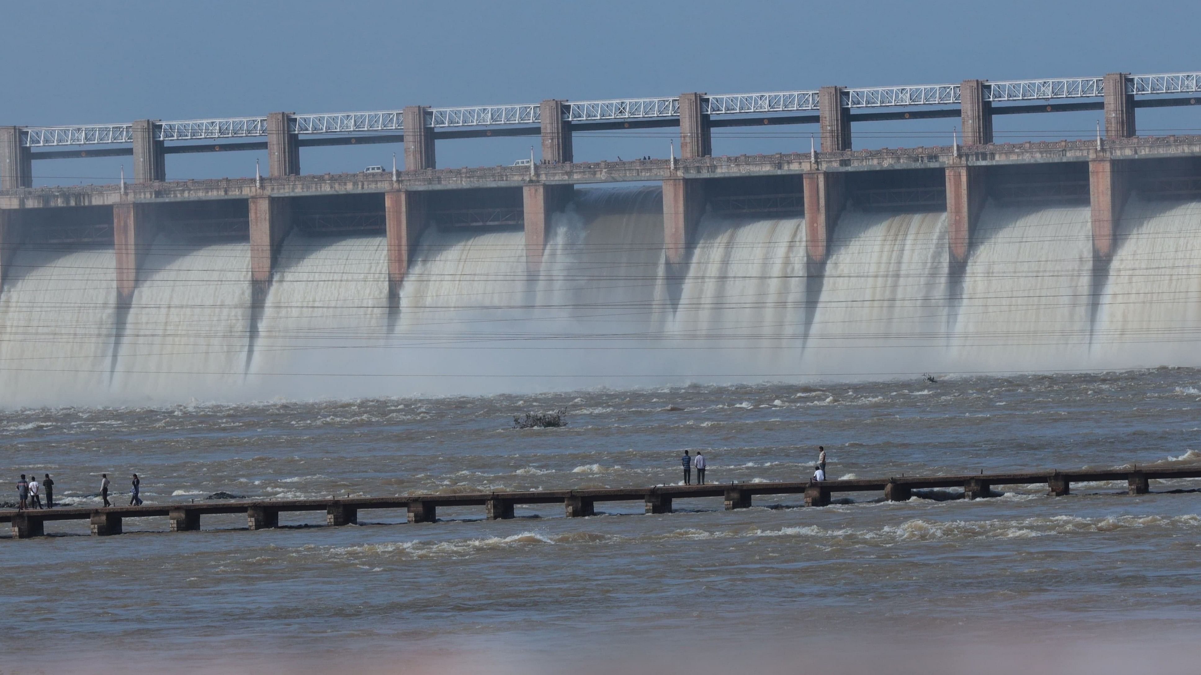 <div class="paragraphs"><p>A view of Tungabhadra Dam's intact and dislodged crustgate site </p></div>