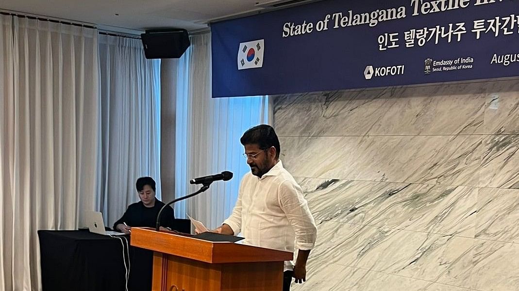 <div class="paragraphs"><p>Telangana Chief Minister A Revanth Reddy pitching the Mega Textile Park in Warangal as an ideal destination for further investments from Korean textiles companies at a business roundtable organised by KOFOTI (Korea Federation of Textile Industry).</p></div>