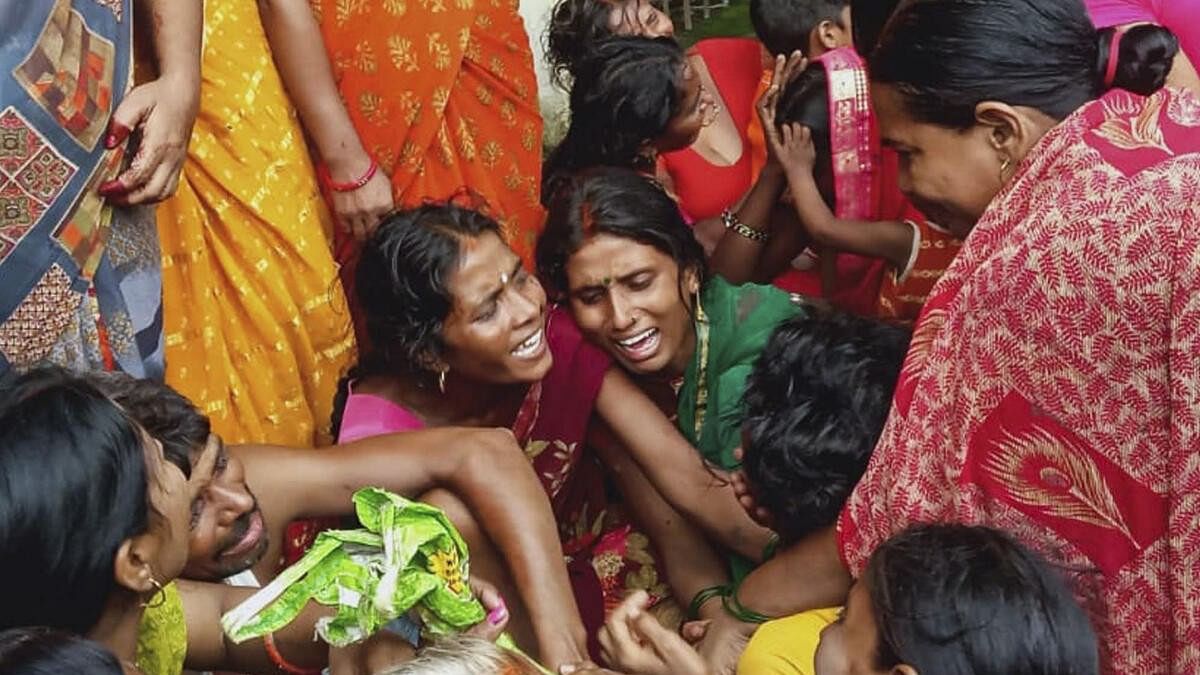 <div class="paragraphs"><p>Family members of the victims mourn after a stampede at Baba Siddheshwar Nath Temple, in Jehanabad district</p></div>