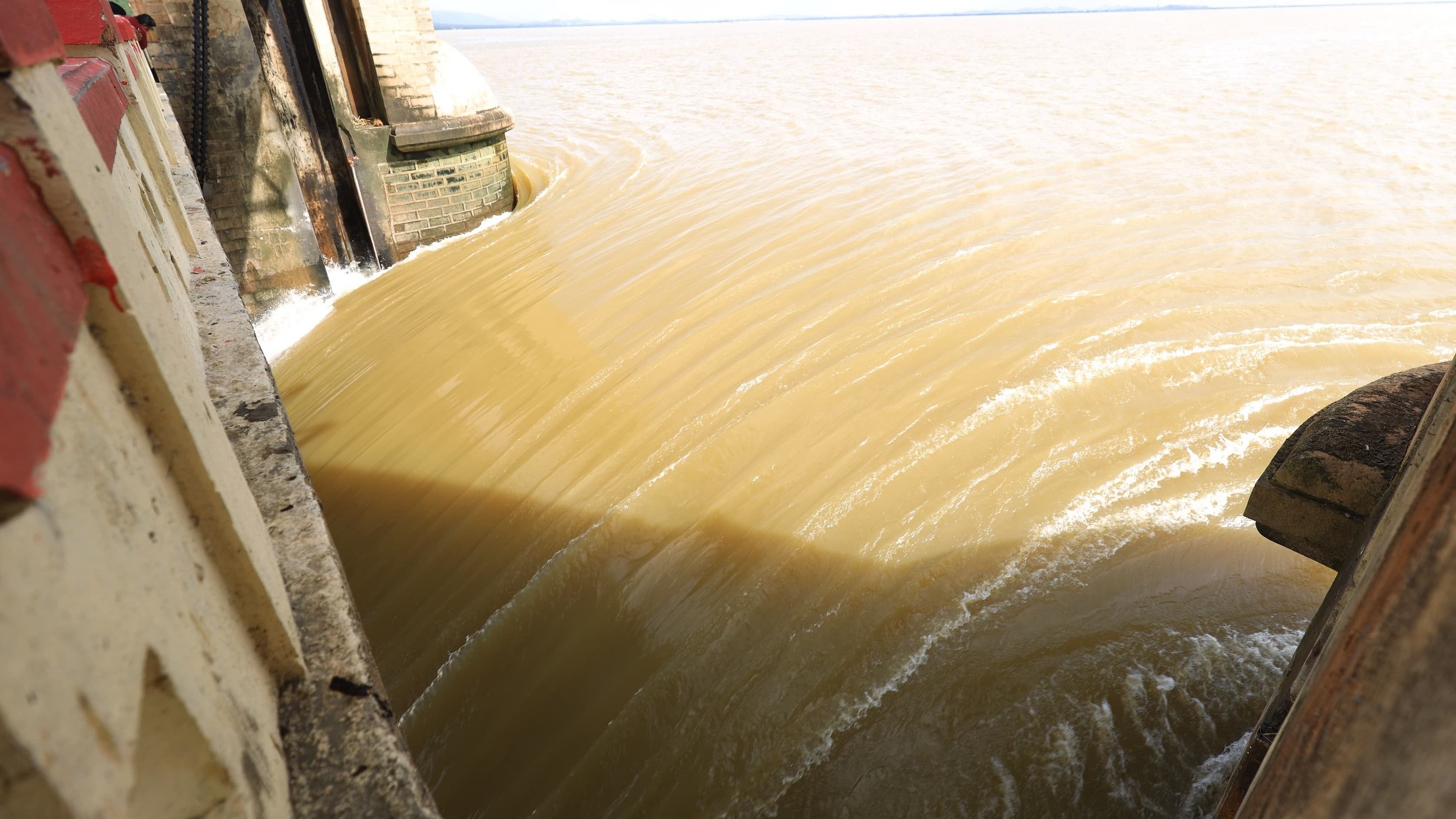 <div class="paragraphs"><p>Water gushes out of the Tungabhadra dam after the 19th crest gate was washed away, in Hosapete on Sunday. </p></div>