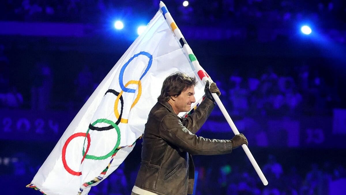 <div class="paragraphs"><p>Actor Tom Cruise holds the Olympic flag during the closing ceremony</p></div>