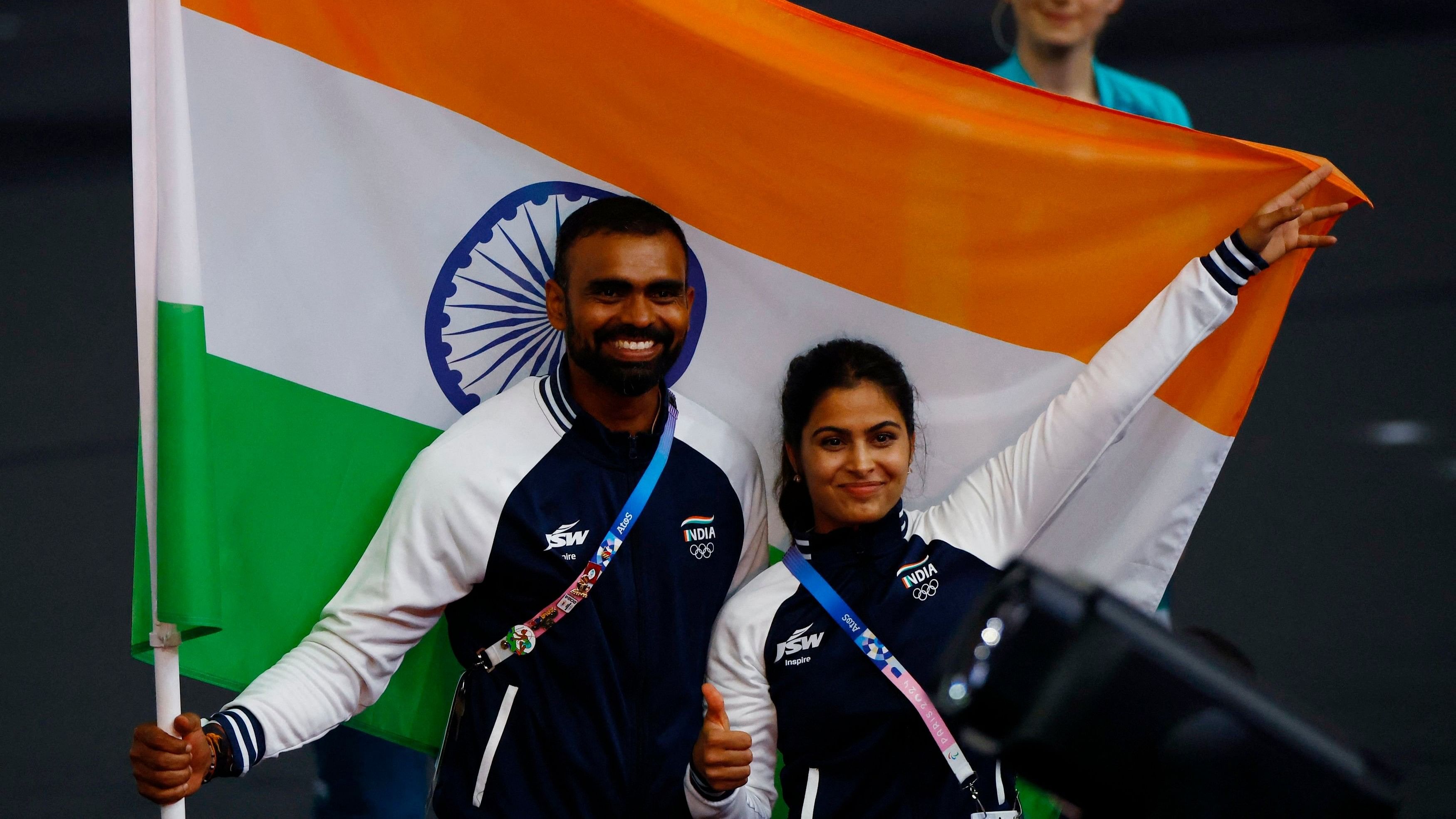 <div class="paragraphs"><p> Flagbearers Manu Bhaker and Sreejesh Parattu Raveendran of India during the Olympics closing ceremony.</p></div>