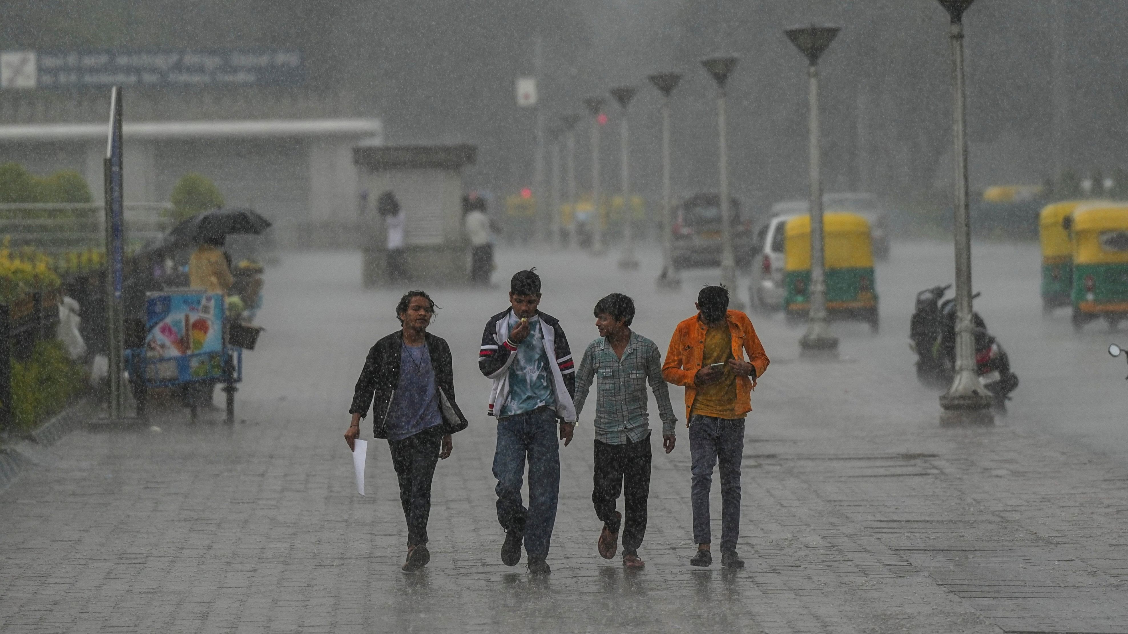 <div class="paragraphs"><p>Pedestrians get drenched during rains, in Bengaluru</p></div>