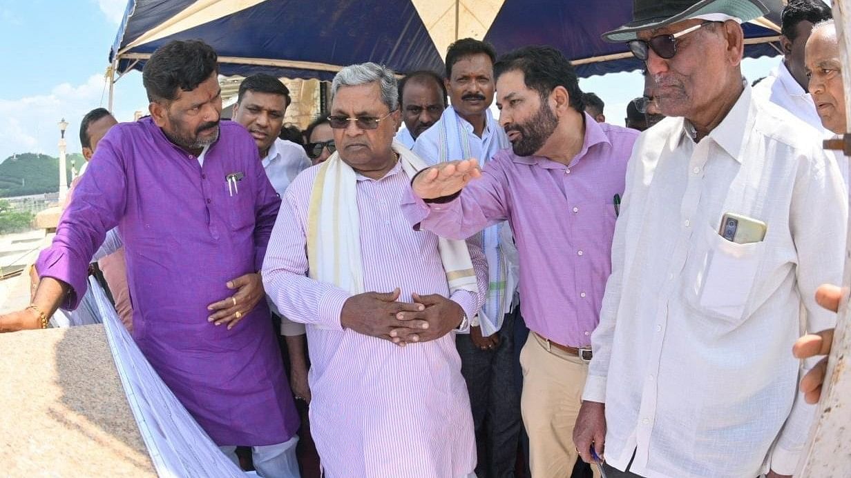 <div class="paragraphs"><p>Experts explain to Chief Minister Siddaramaiah on the installation of a new gate in place of the 19th crest gate that was washed away, at the TB dam near Hosapete on Tuesday.&nbsp;Dam gate design expert Kannayya Naidu and others were present.&nbsp;</p></div>