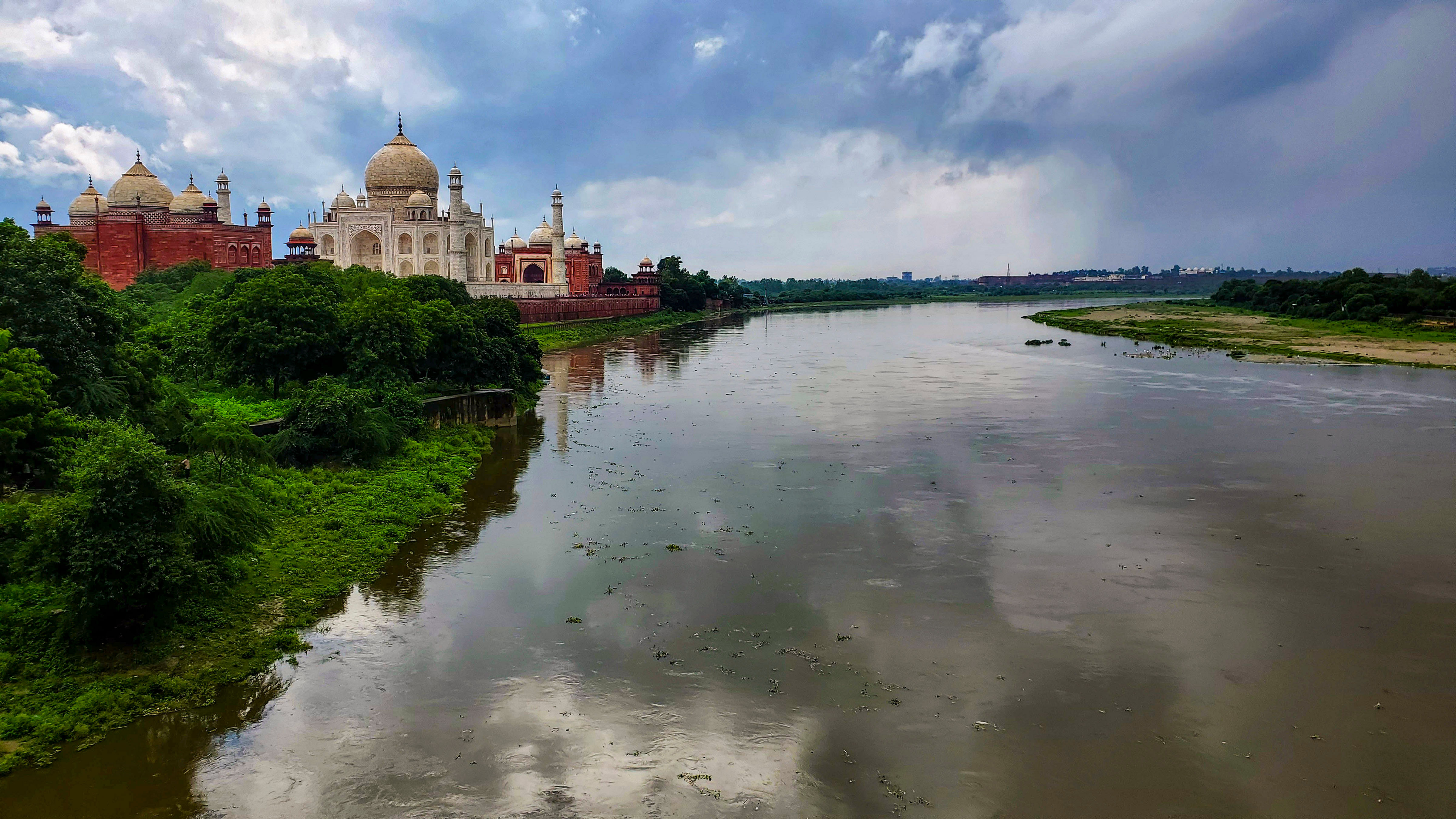 <div class="paragraphs"><p> Water level of the Yamuna river seen high in the backdrop of the Taj Mahal, in Agra</p></div>