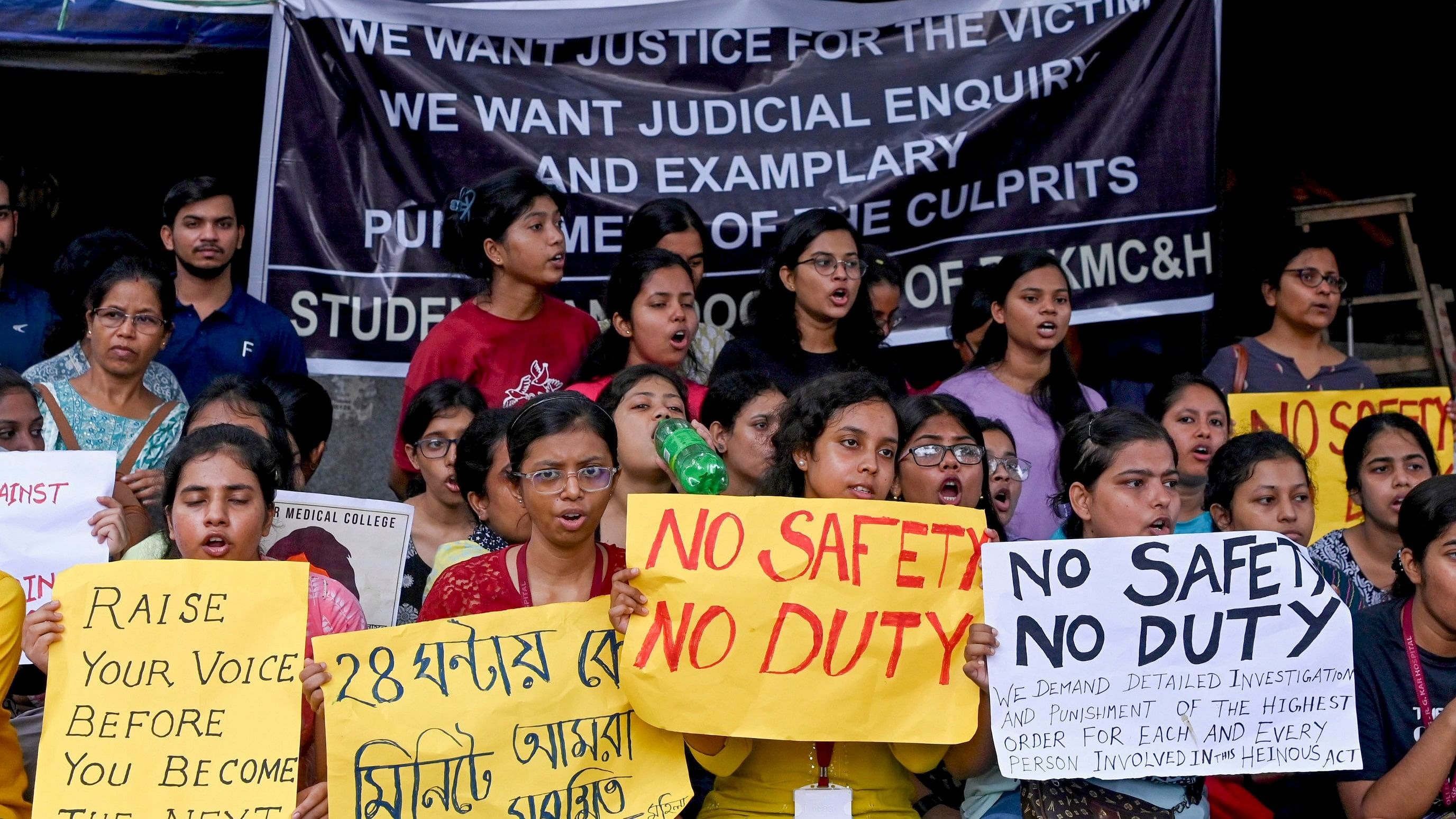 <div class="paragraphs"><p>Doctors and nursing staff protest against the recent the rape and murder of a woman doctor inside the RG Kar Medical College and Hospital, in Kolkata. Image for representation only.</p></div>