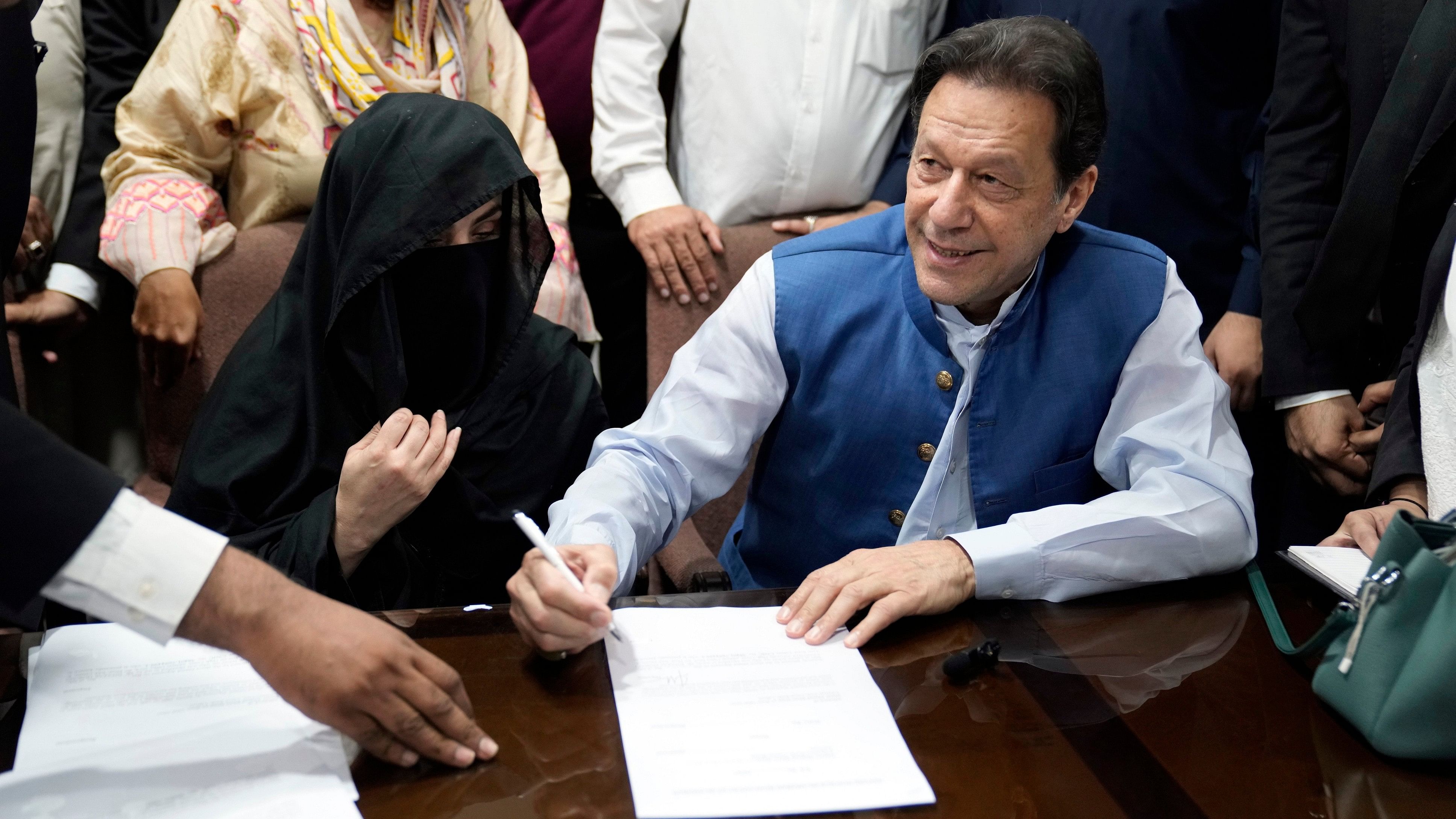 <div class="paragraphs"><p> Bushra Bibi (L), wife of&nbsp;Pakistan former prime minister Imran Khan (R).</p></div>