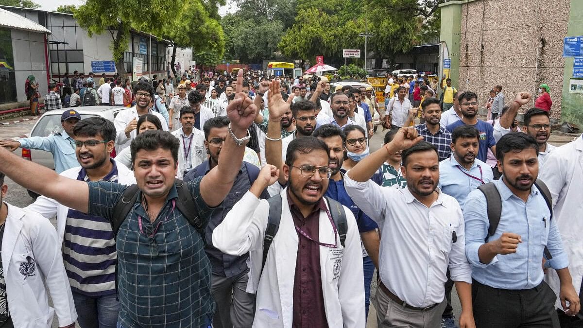 <div class="paragraphs"><p>Doctors protest against the sexual assault and killing of a postgraduate trainee doctor in Kolkata, in New Delhi, Monday, August 12, 2024.</p></div>