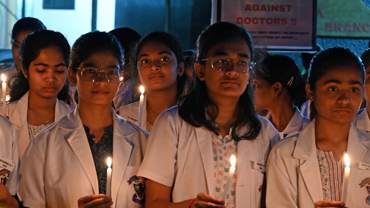 <div class="paragraphs"><p>Karnataka branch of the Indian Medical Association (IMA) stage a candle light protest in Benglauru.&nbsp;</p></div>