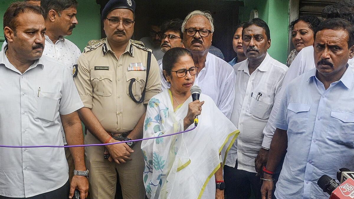 <div class="paragraphs"><p> West Bengal Chief Minister Mamata Banerjee addresses the media after meeting parents of a postgraduate trainee doctor who was sexual assaulted and killed in Kolkata</p></div>