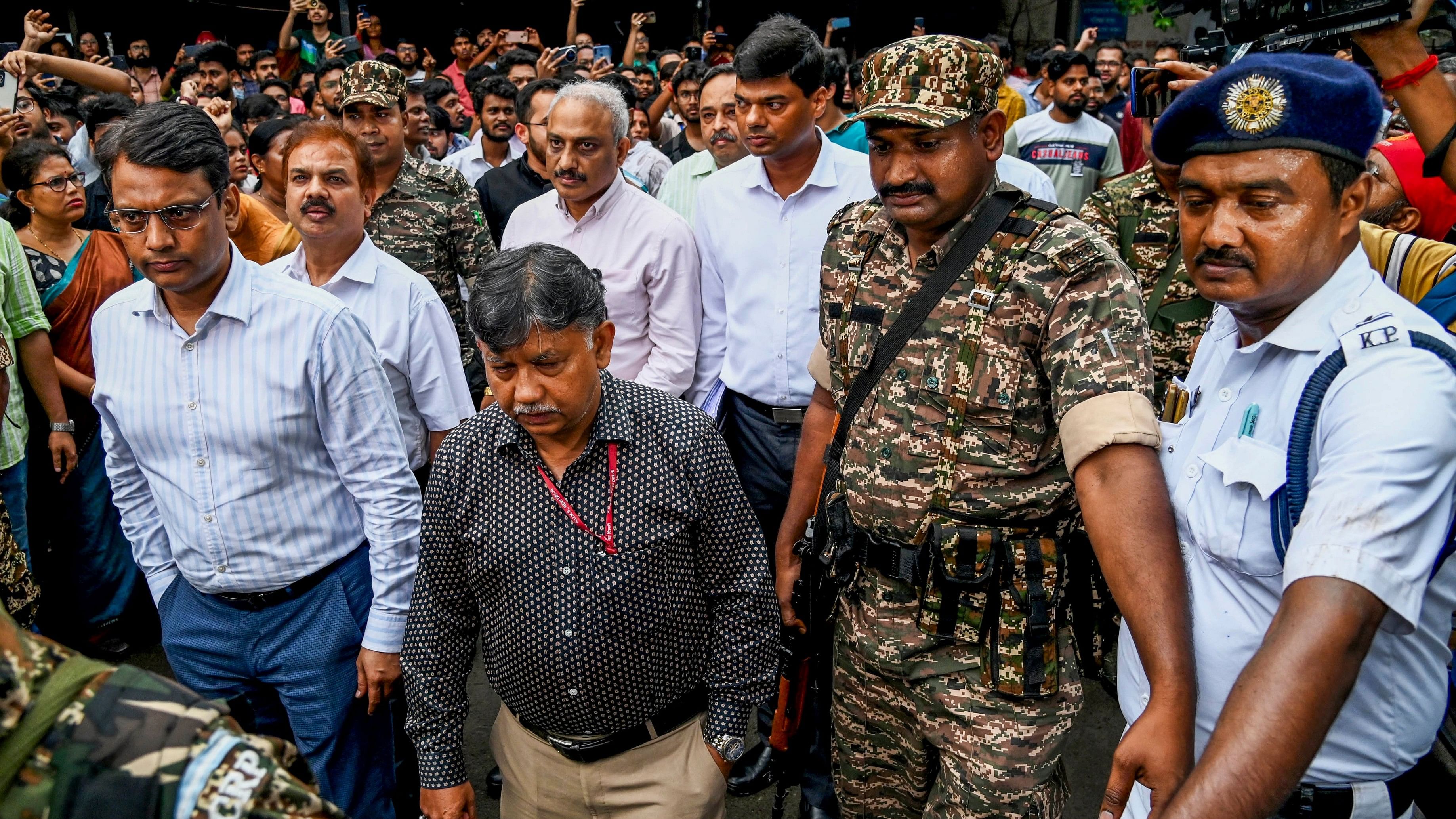 <div class="paragraphs"><p>CBI and other officials arrive at the RG Kar Medical College and Hospital for investigation in the recent alleged rape and murder of a trainee doctor inside the hospital premises, in Kolkata, Wednesday, Aug. 14, 2024. </p></div>