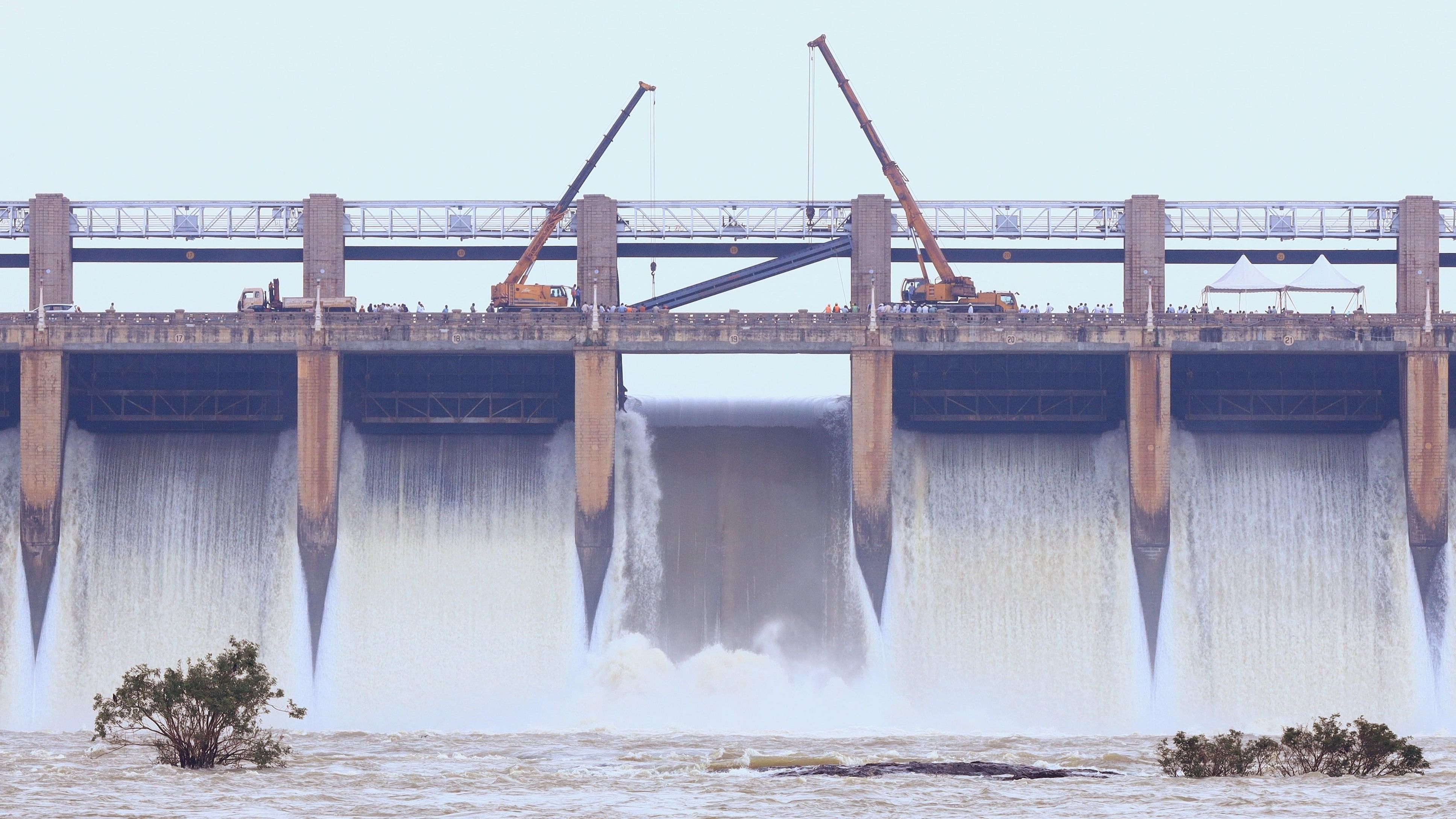 <div class="paragraphs"><p>The TB dam authorities and experts are making an attempt to fix the gate element into the stone pillar to fix the breach at crest gate number 19 on Thursday. </p></div>